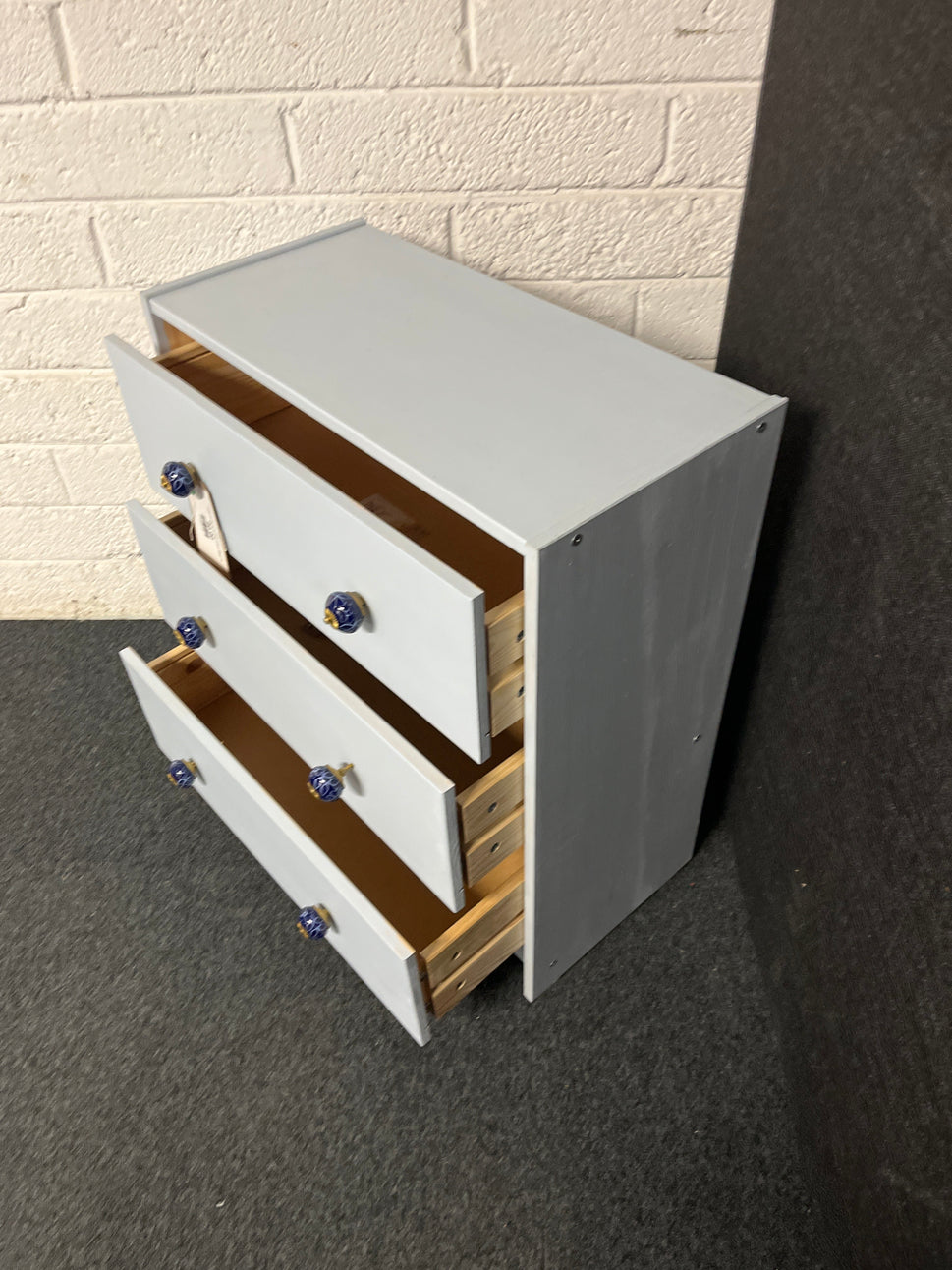 3 drawer pale blue painted chest of drawers with ornate ceramic handles (H 70 x W 62 x D 33 cm) Q4323