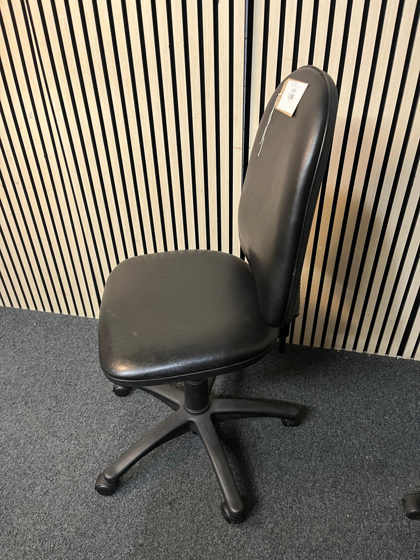 Black Vinyl swivel chair - no arms   3425