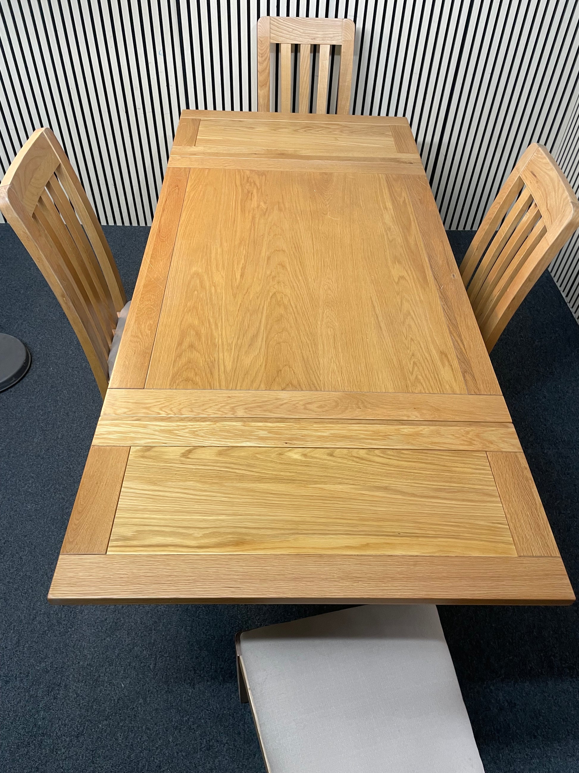 A solid oak extendable light-wood stained dining table (L 120- 200 x W 90 cm) with 4 no. matching slatted chairs with cream seat fabric 2425