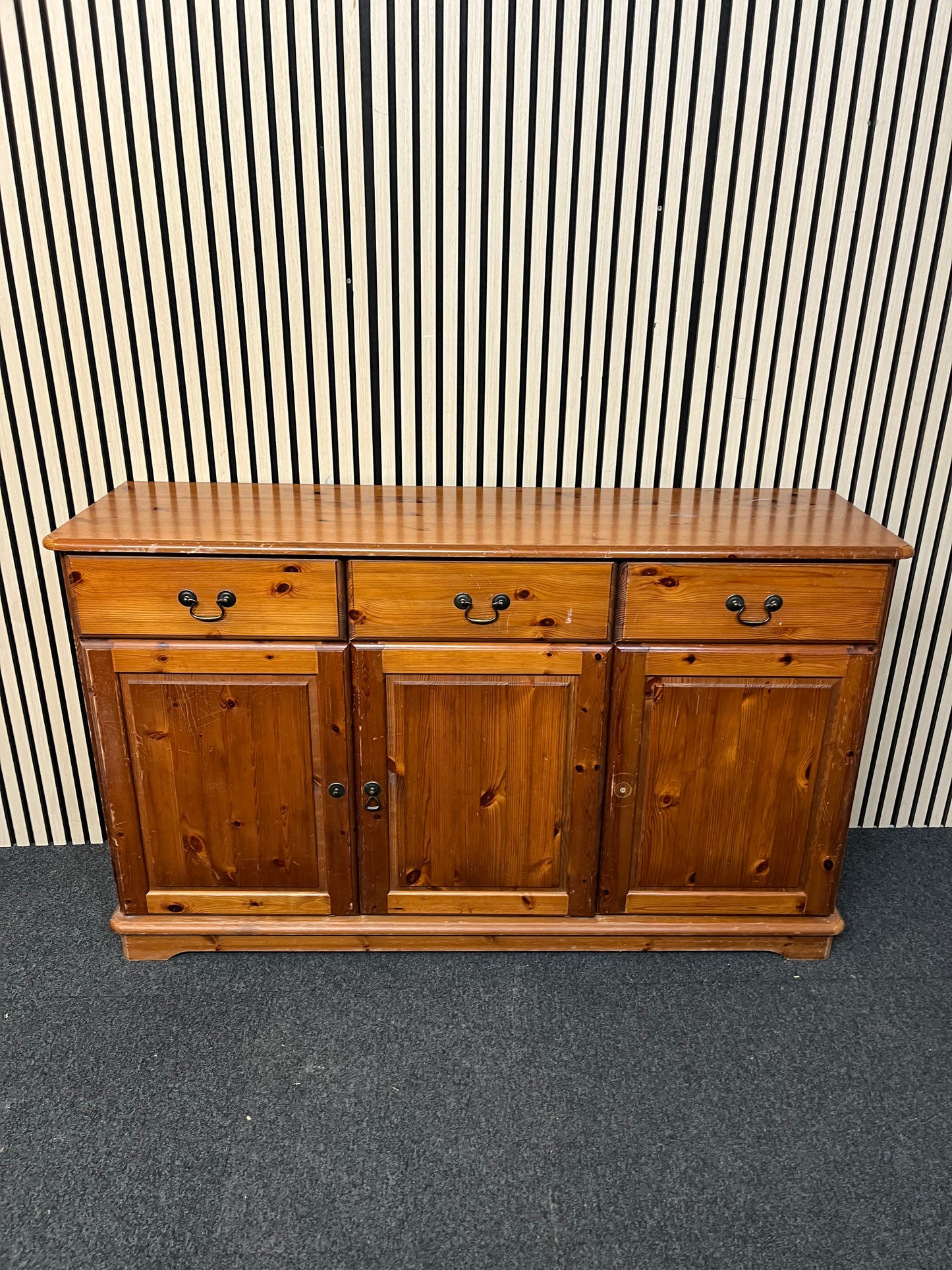 Natural pine tall 3 door 3 drawer sideboard (H 85 x W 140 x D 40 cm) 2425