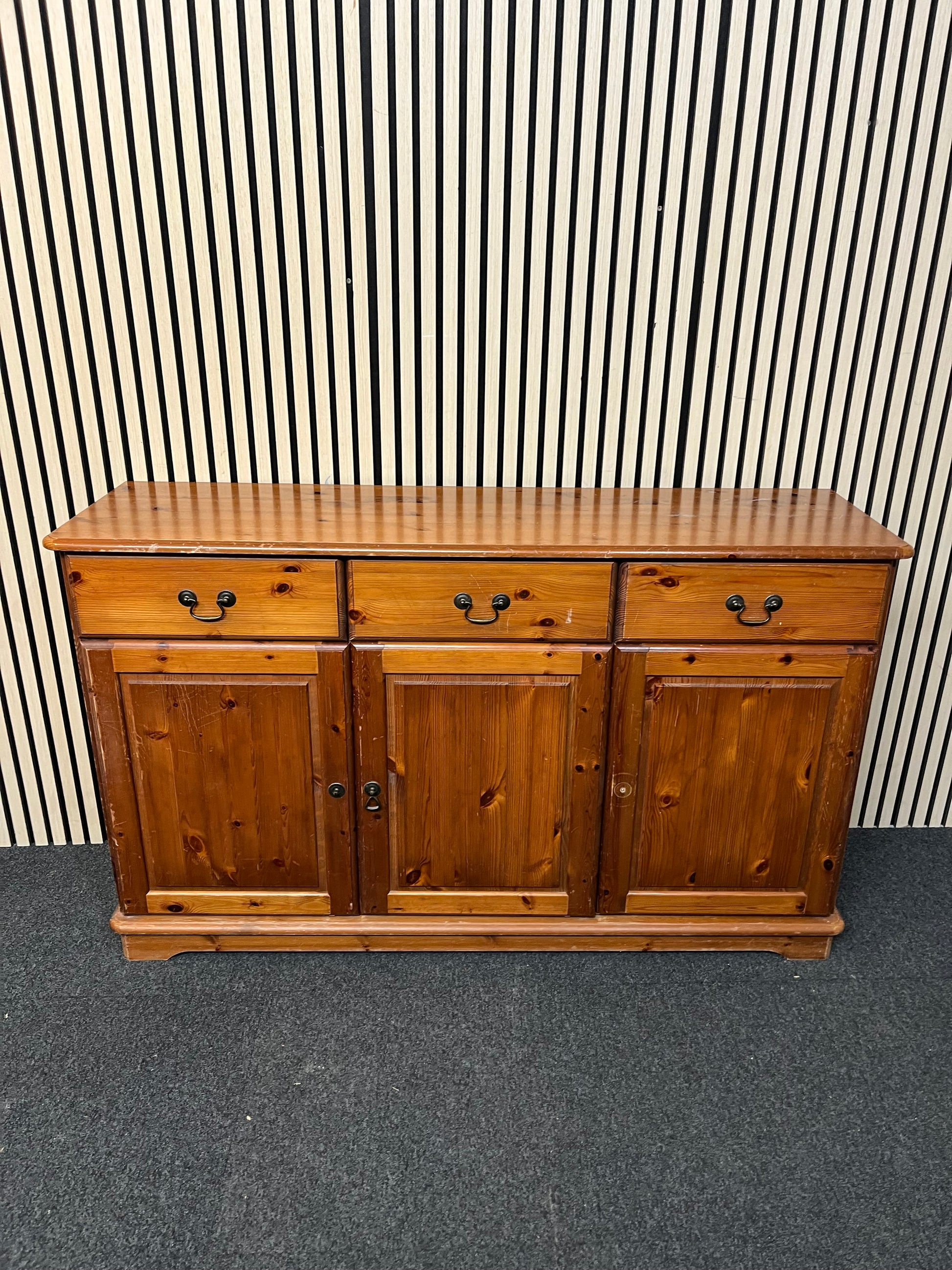 Natural pine tall 3 door 3 drawer sideboard (H 85 x W 140 x D 40 cm) 2425