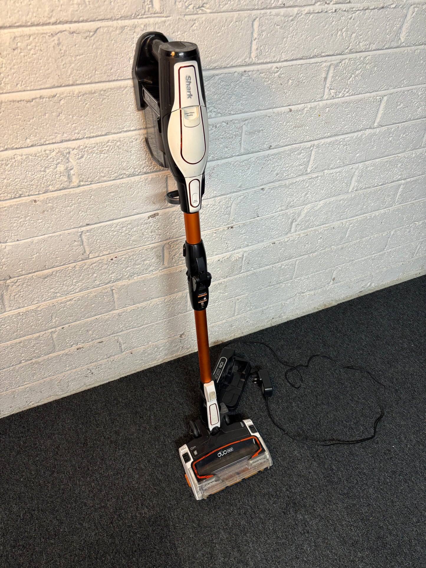 Shark IF250UK cordless hoover with extra ion battery pack RRP EUR399 2225