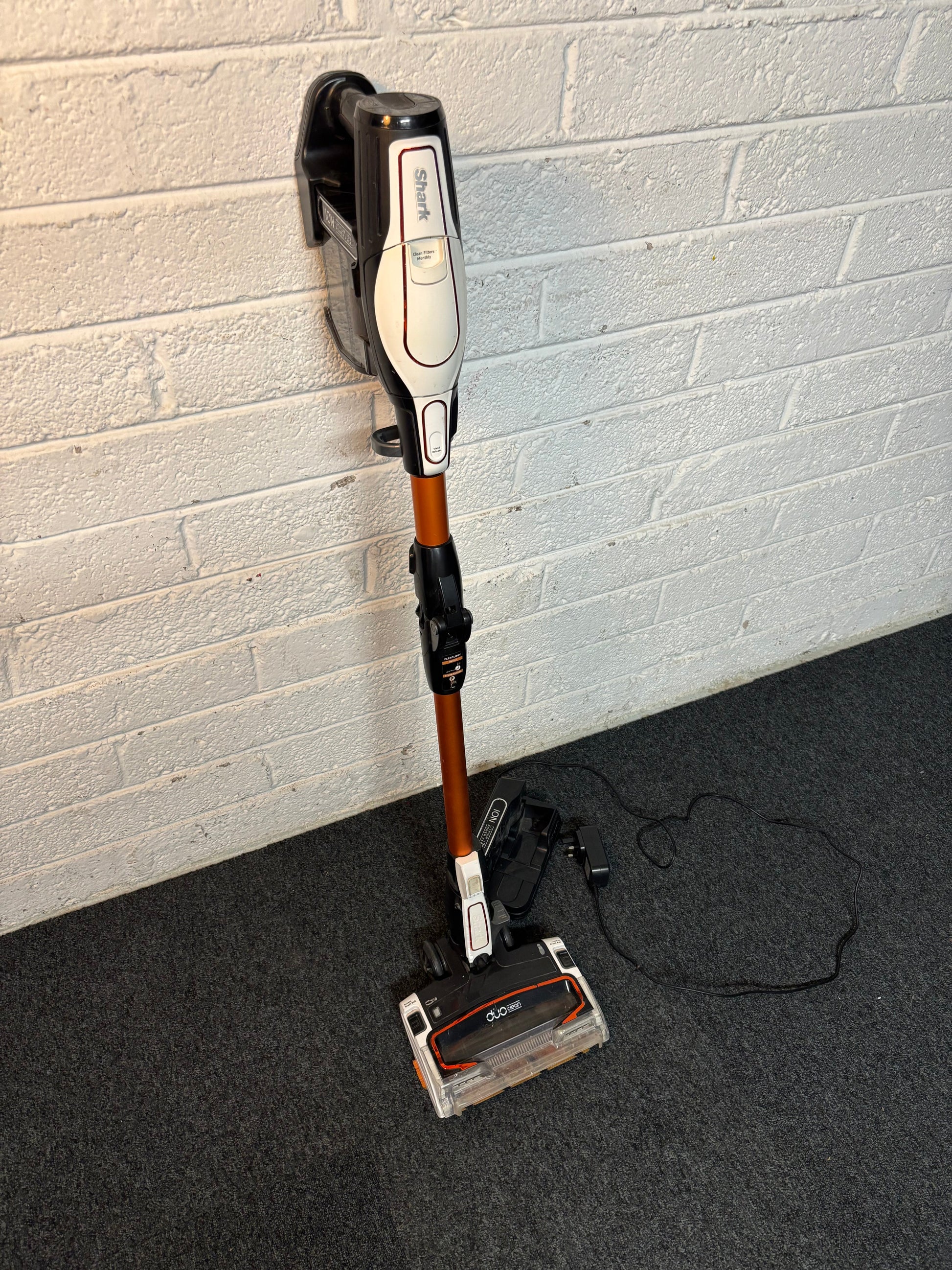 Shark IF250UK cordless hoover with extra ion battery pack RRP EUR399 2225