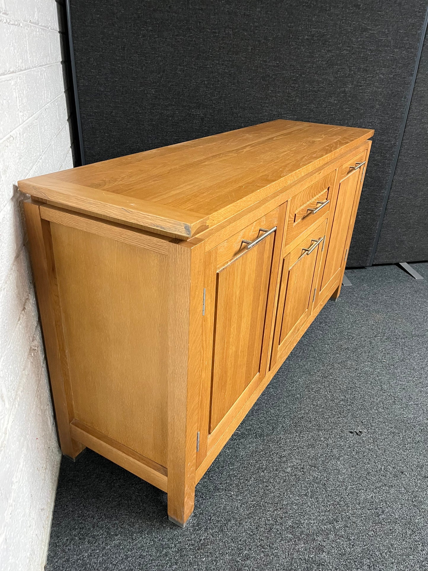 Solid oak 3 door 1 drawer sideboard (H 850 x W 1500 x D 460 mm) 1225