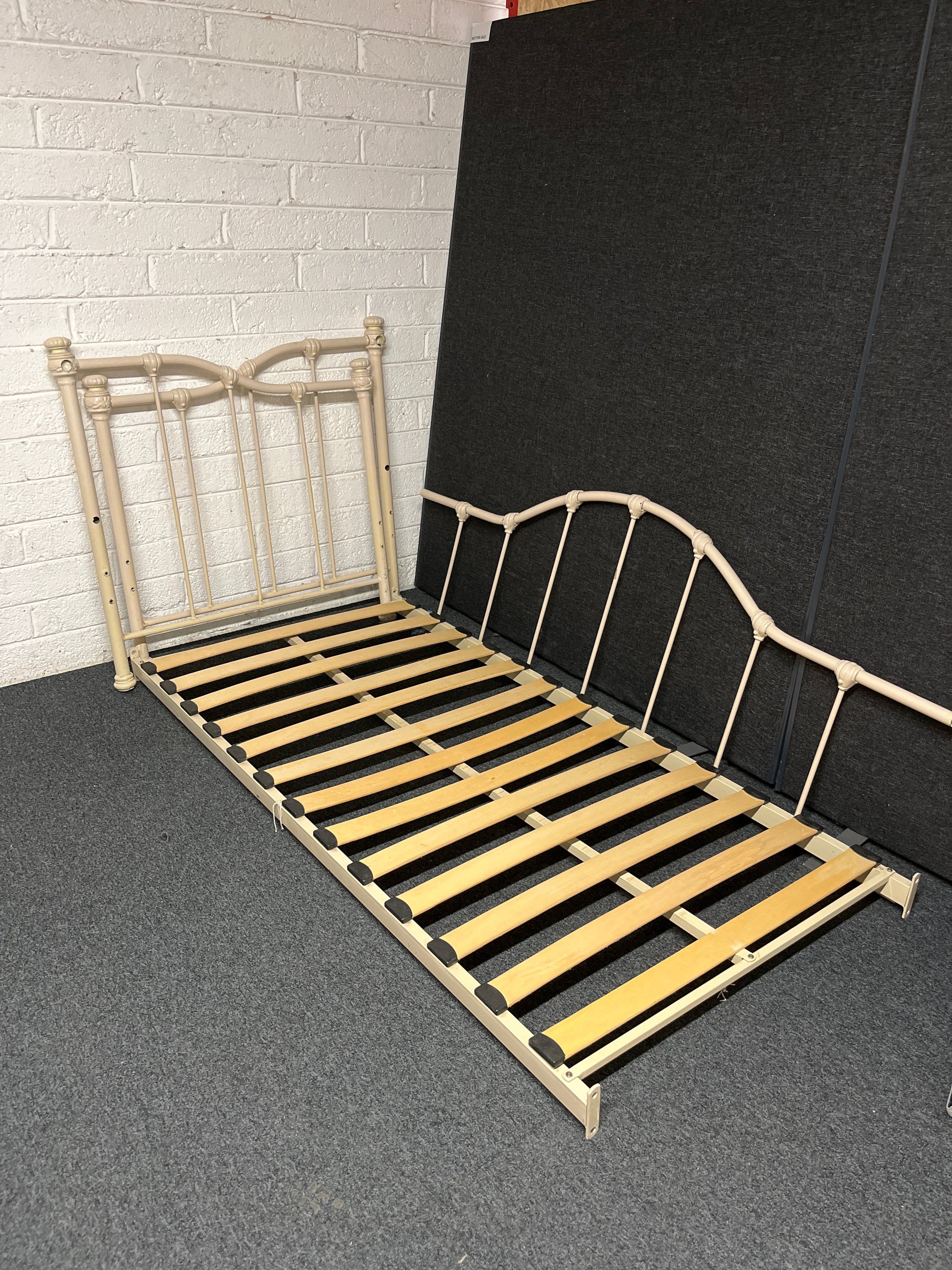 3ft Cream ornate metal day bed%A0 1225