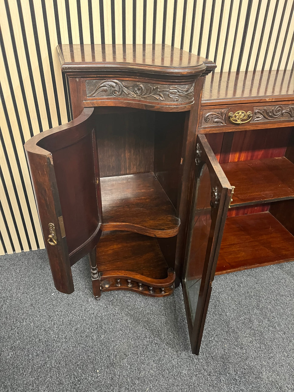 Ornate 2 glass door dark mahogany stained bow fronted sideboard (H 100 x W 155 x D 50 cm) 3325
