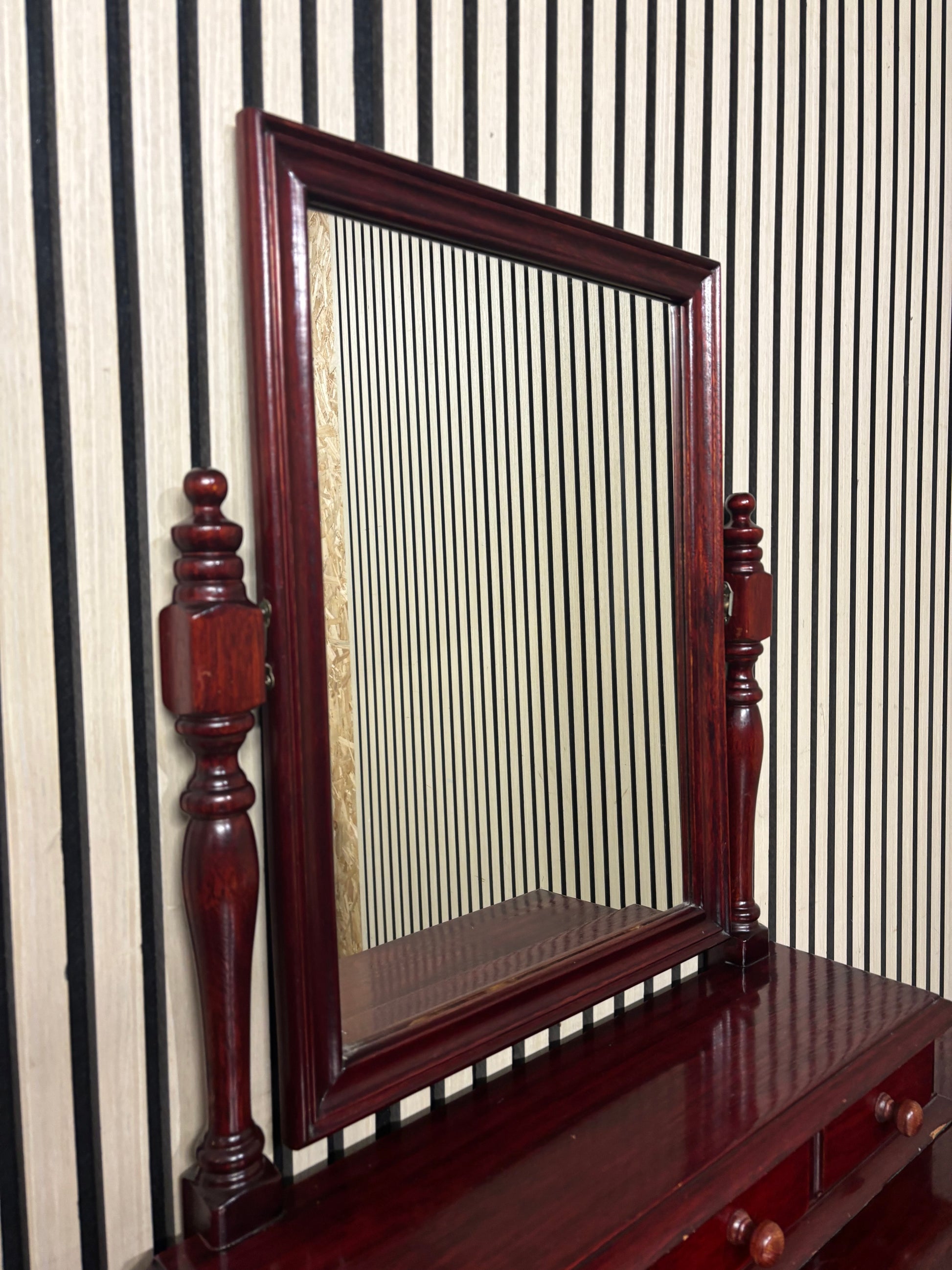 Ornate 4 drawer long stag mahogany bedroom dressing table with mirror (H 152 x W 104 x D 55 cm) 2226