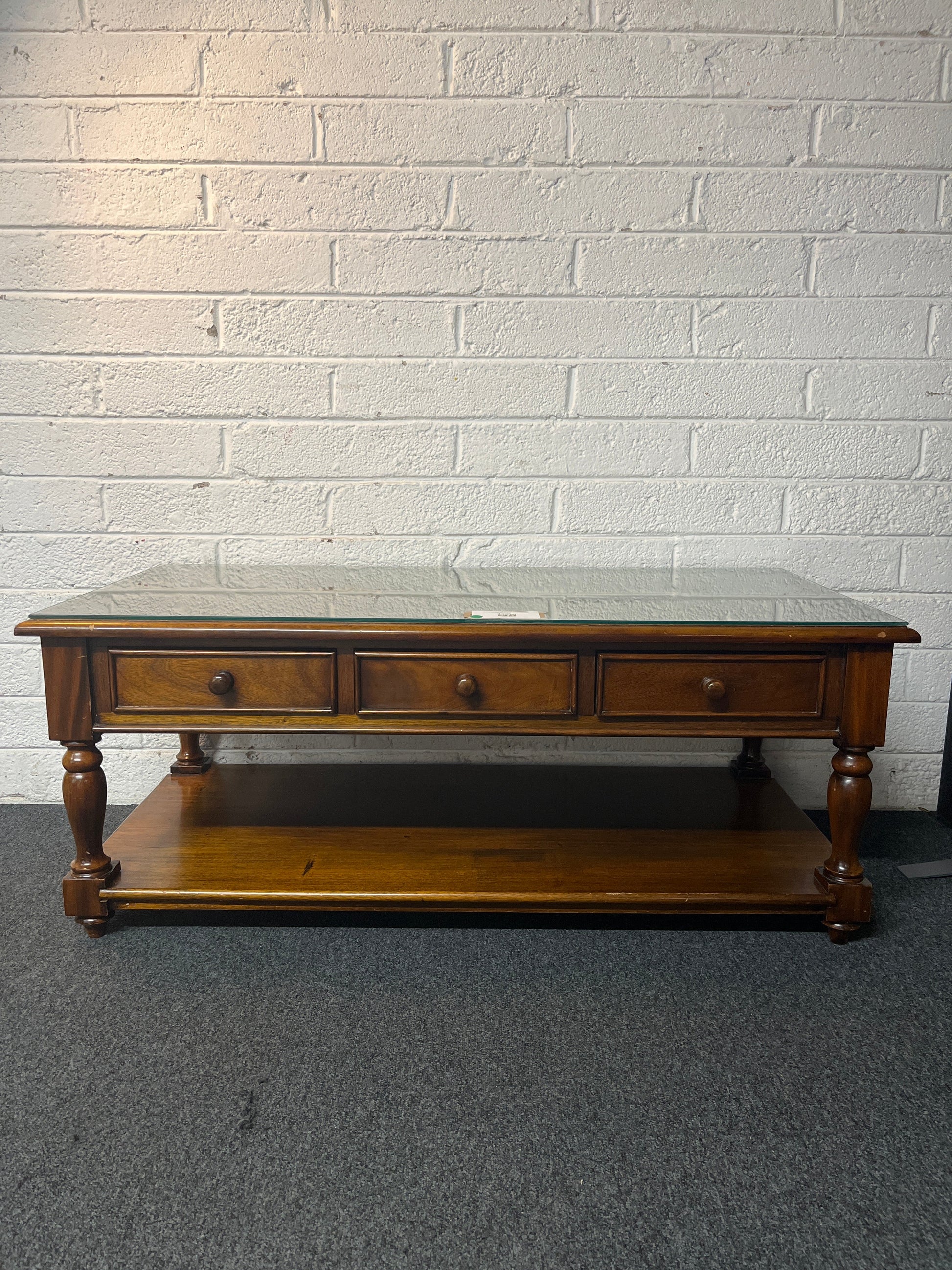 Large rectangular solid mahogany coffee table with drawers and protective glass top (H 53 x W 131 x D 62 cm) 2225