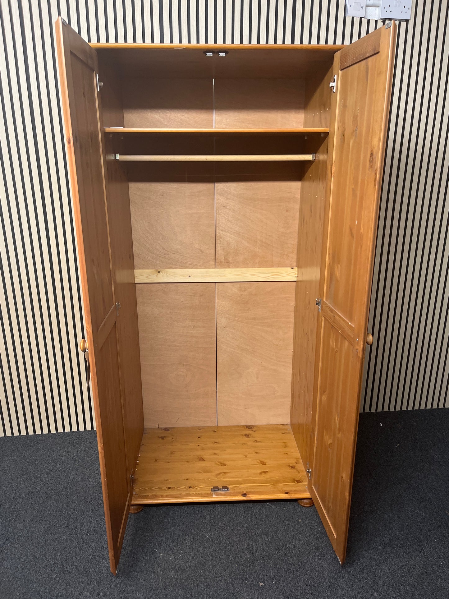 Tall pine 2 door wardrobe (H 186 x W 84 x D 58 cm) 1325