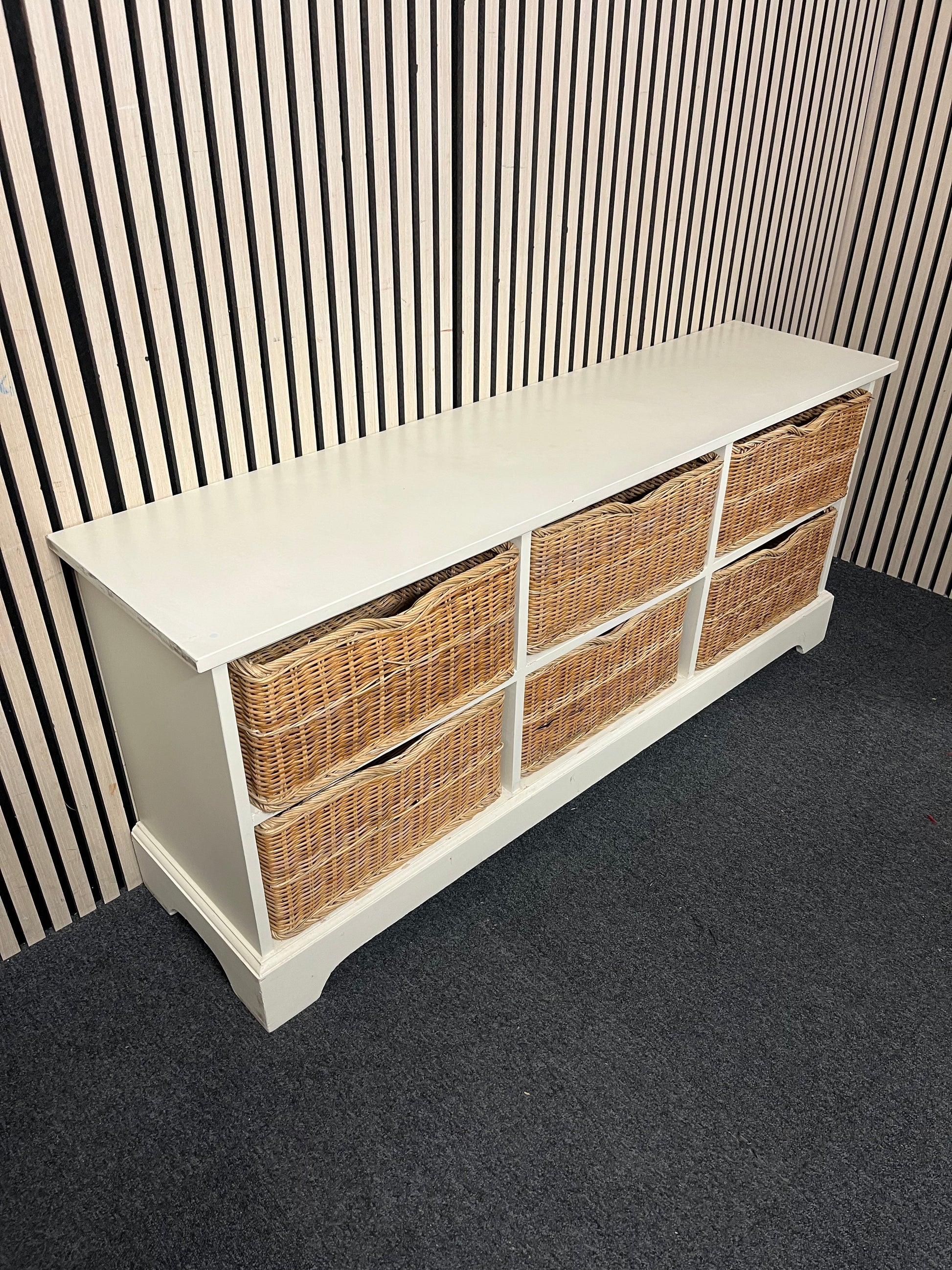 Cream framed 6 drawer wicker chest (H 65 x W 151 x D 38 cm) 3126
