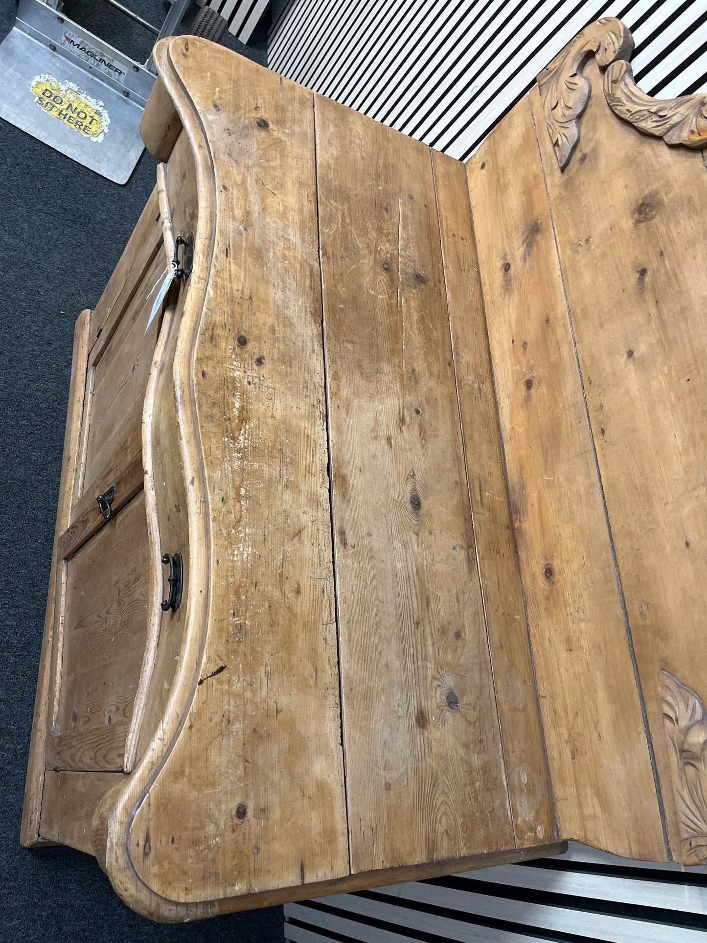 Pitch pine bow fronted 2 door 1 drawer sideboard with upstand (H 142 x W 108 x D 56 cm) 1126