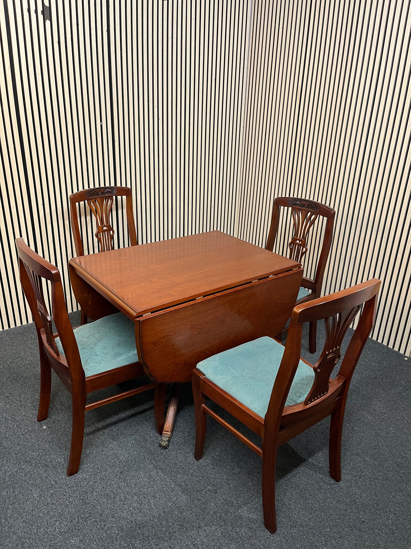 Rossmore mahogany drop leaf dining table with 4 no. matching dining chairs (L 70 - 160 x W 86 cm) 43448