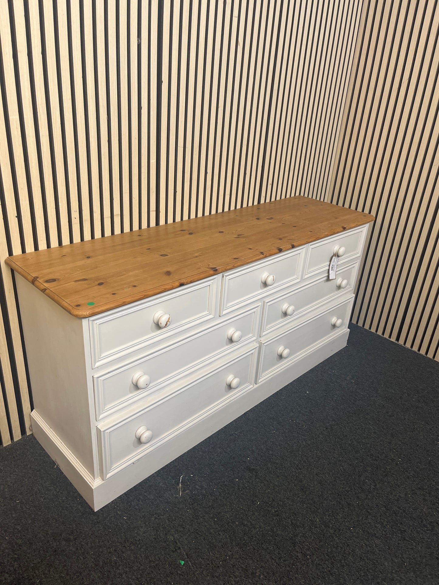 Large white painted pine top 7 drawer chest of drawers (H 72 x W 155 x D 44 cm)  44054