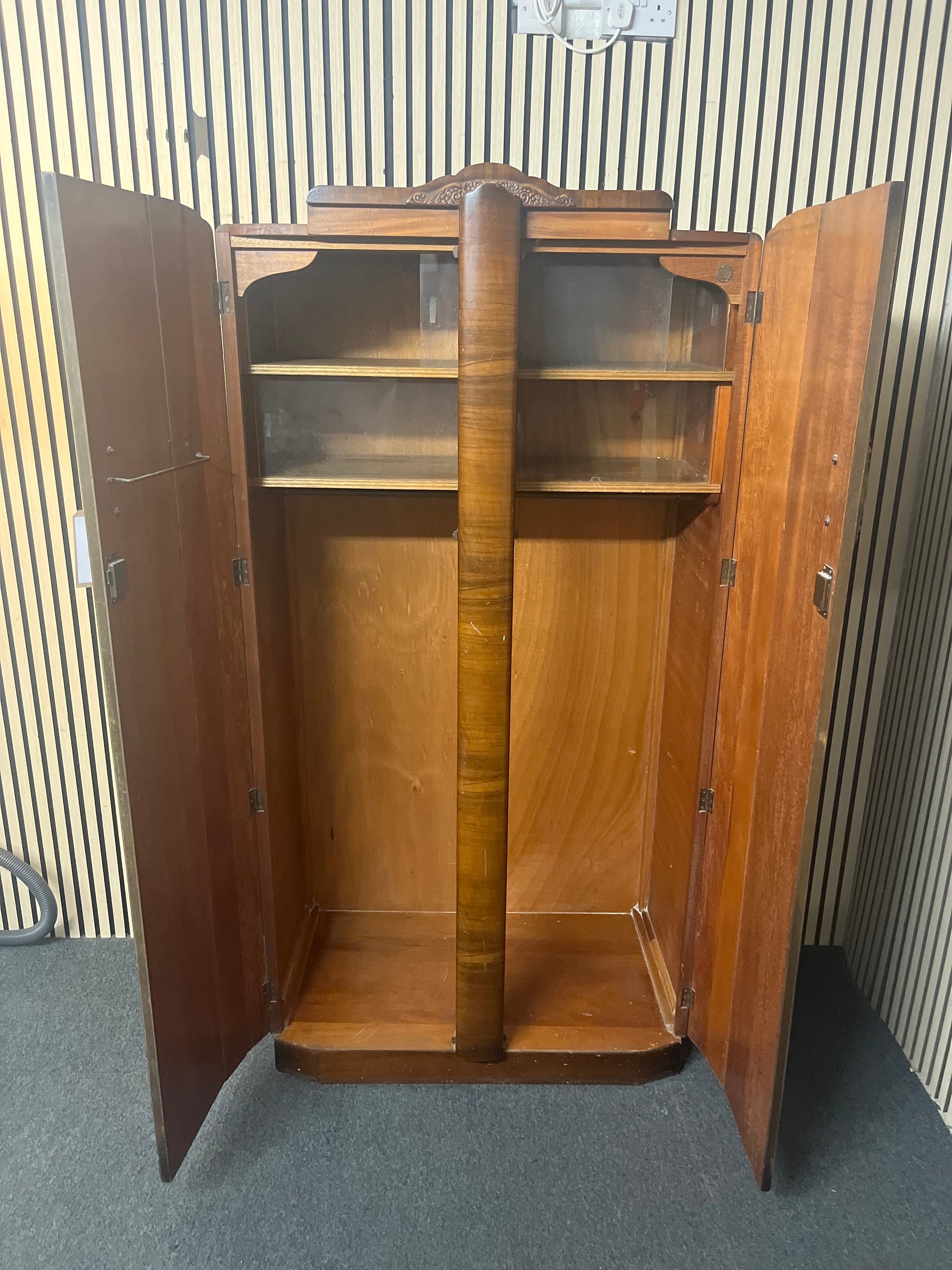 Retro dark wood stained bow fronted 2 door wardrobe (H 174 x W 93 x D 50 cm) 43830