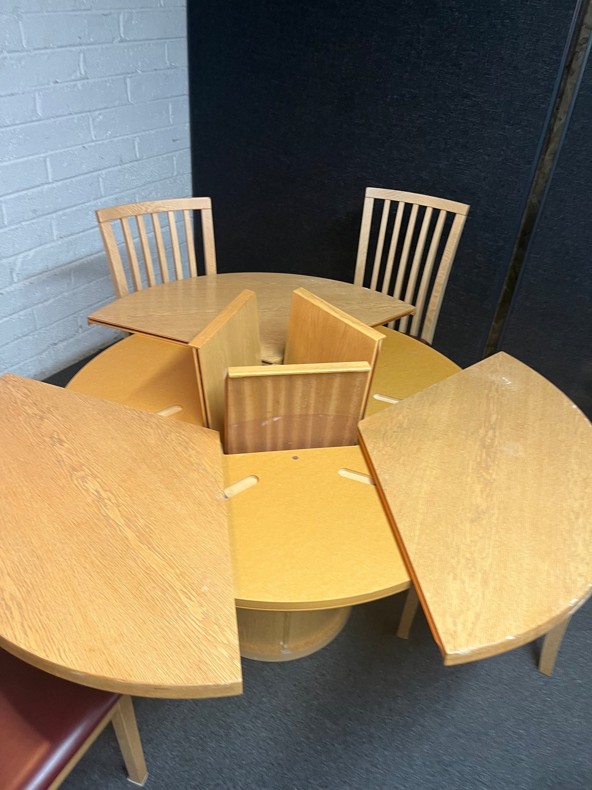 Extendable oak dining table (120 cm diameter unextended - 140 cm each side extended) with 6 matching oak dining chairs with red leather seats (made in denmark by Scovby) 3225