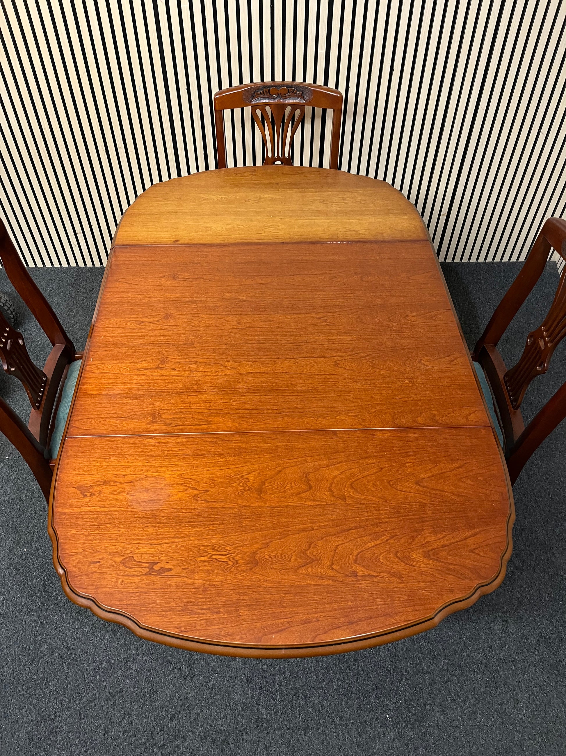 Rossmore mahogany drop leaf dining table with 4 no. matching dining chairs (L 70 - 160 x W 86 cm) 43448