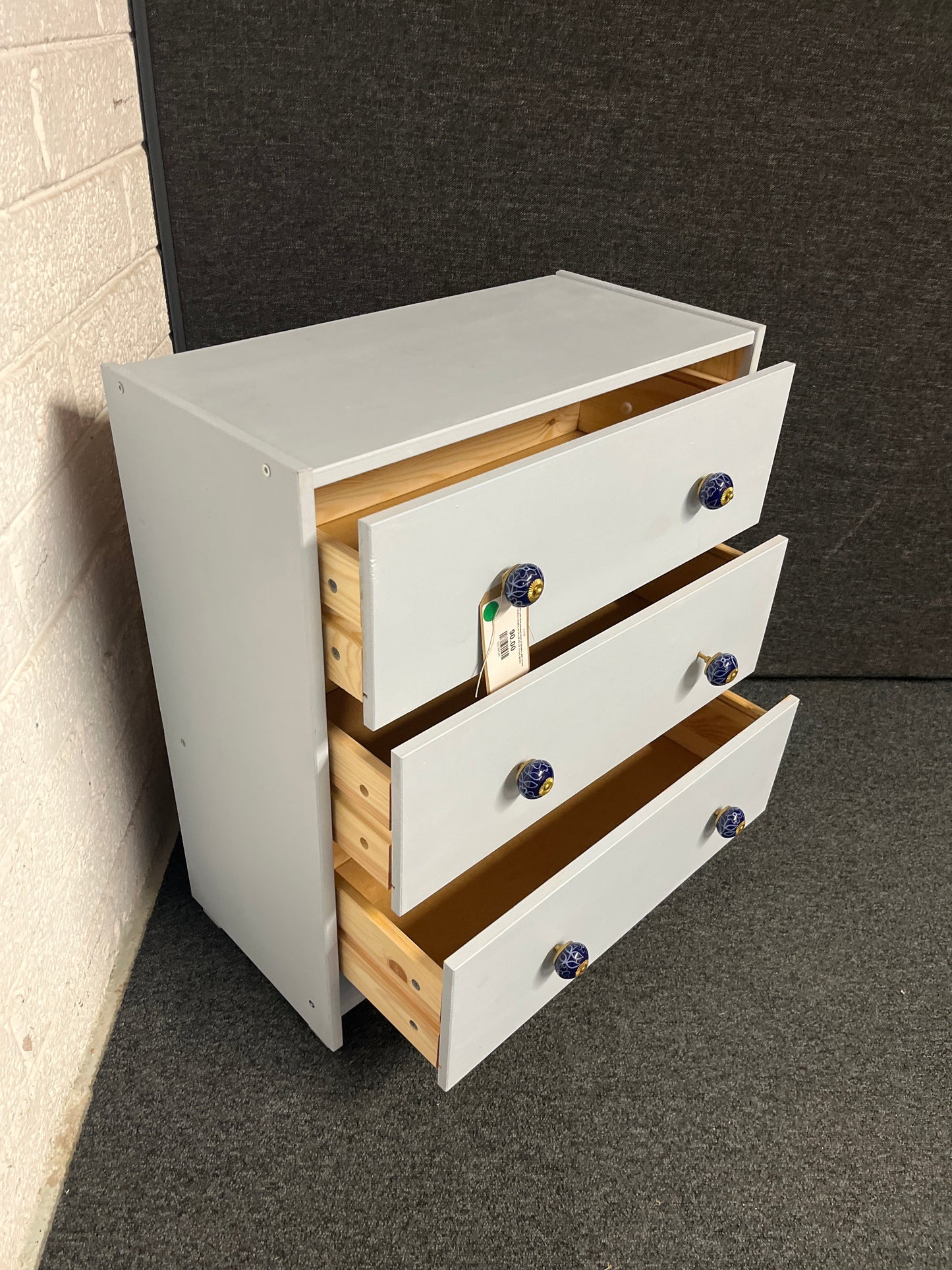 3 drawer pale blue painted chest of drawers with ornate ceramic handles (H 70 x W 62 x D 33 cm) Q4323