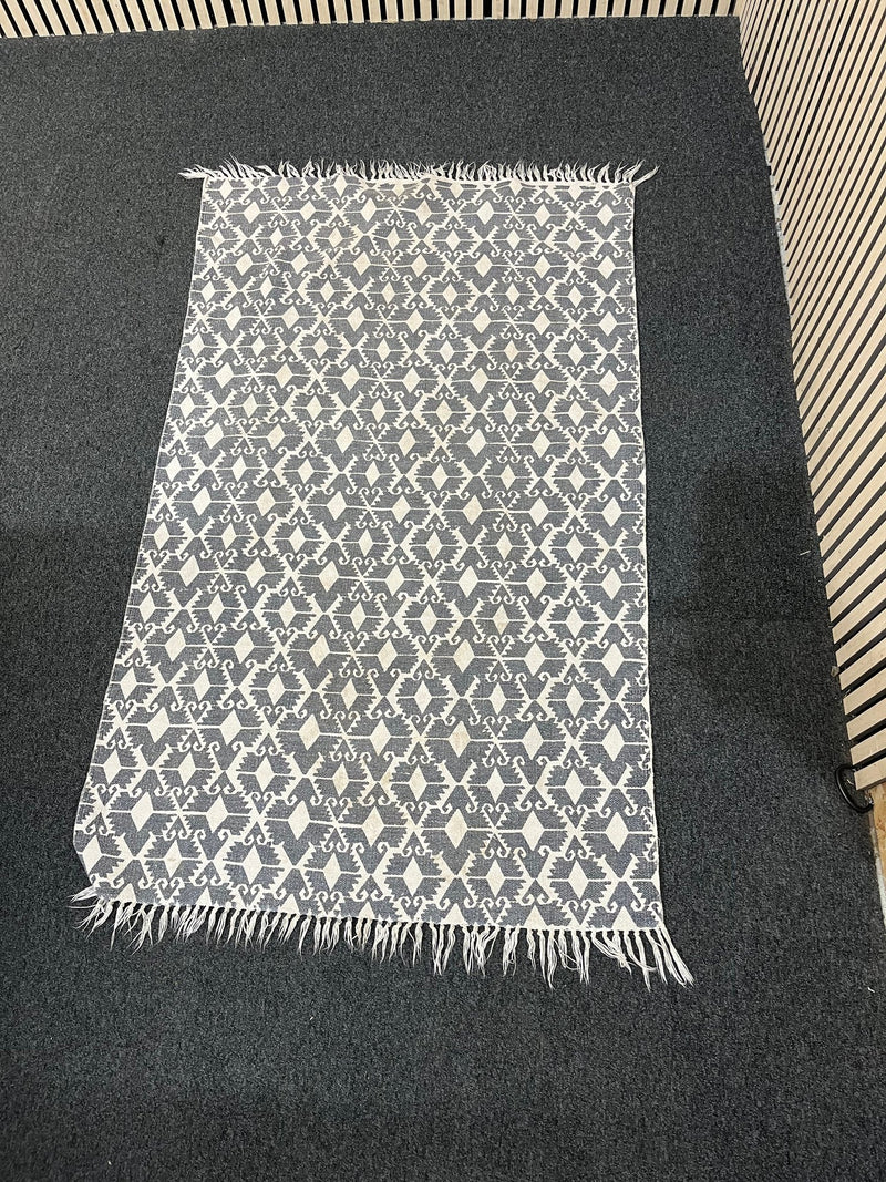 Meadows and Bryne small grey and cream rug 3126