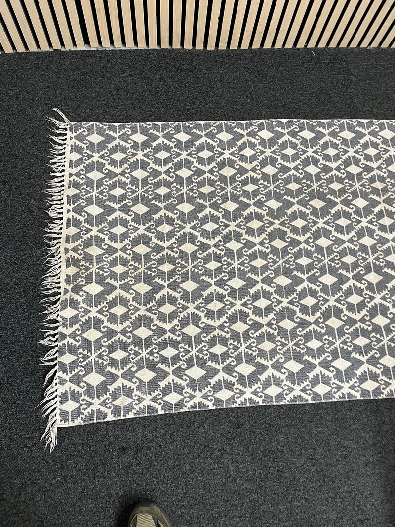 Meadows and Bryne small grey and cream rug 3126