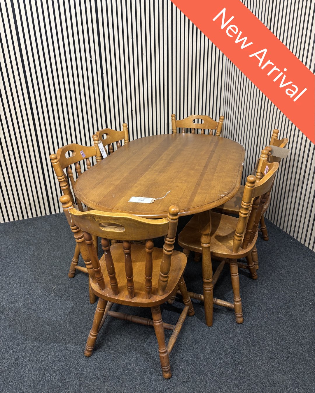 Solid pine framed kitchen table with 6 solid pine spindle back matching chairs (H 74 x W 148 x D 89 cm) 3126