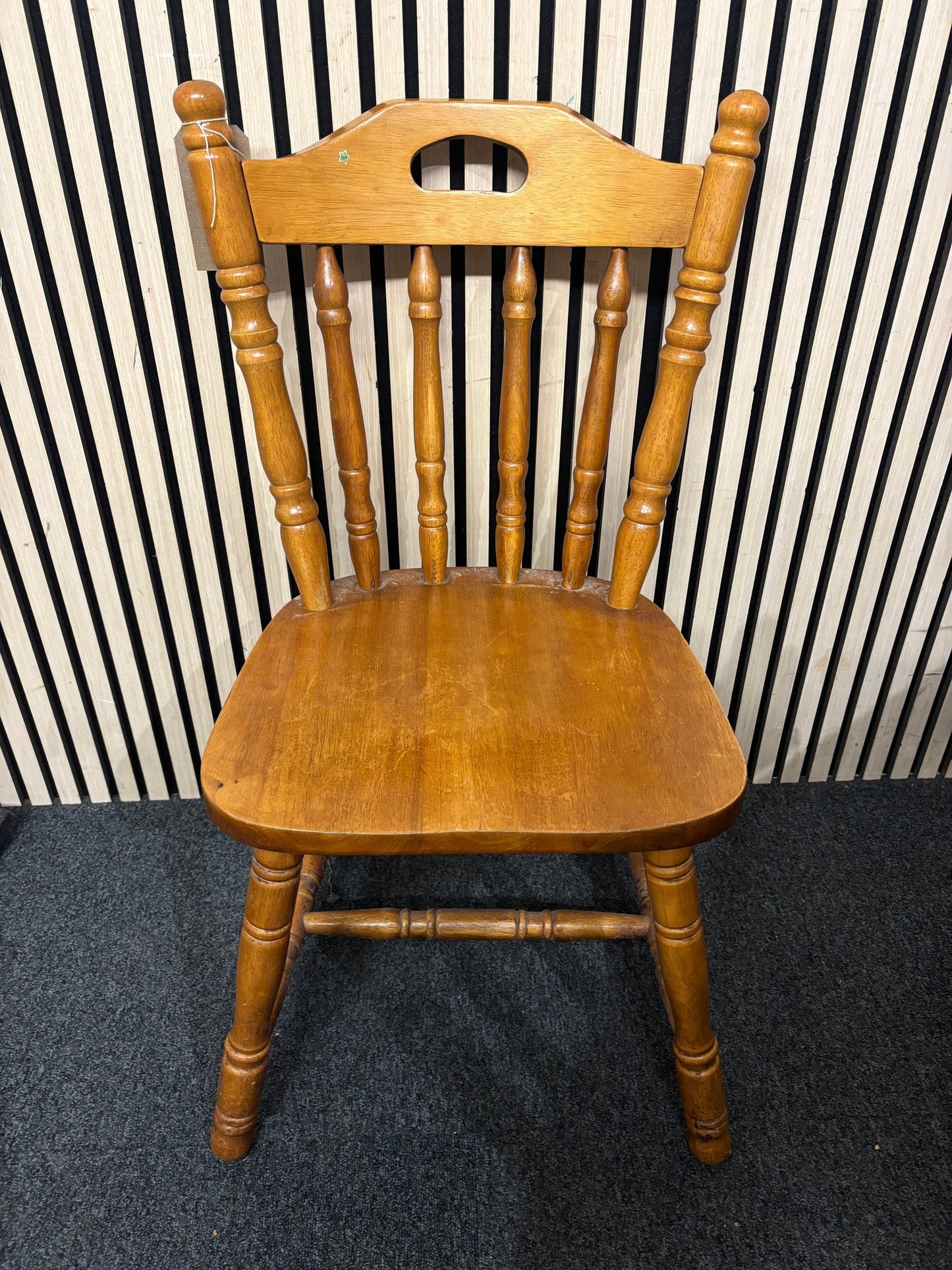 Solid pine framed kitchen table with 6 solid pine spindle back matching chairs (H 74 x W 148 x D 89 cm) 3126