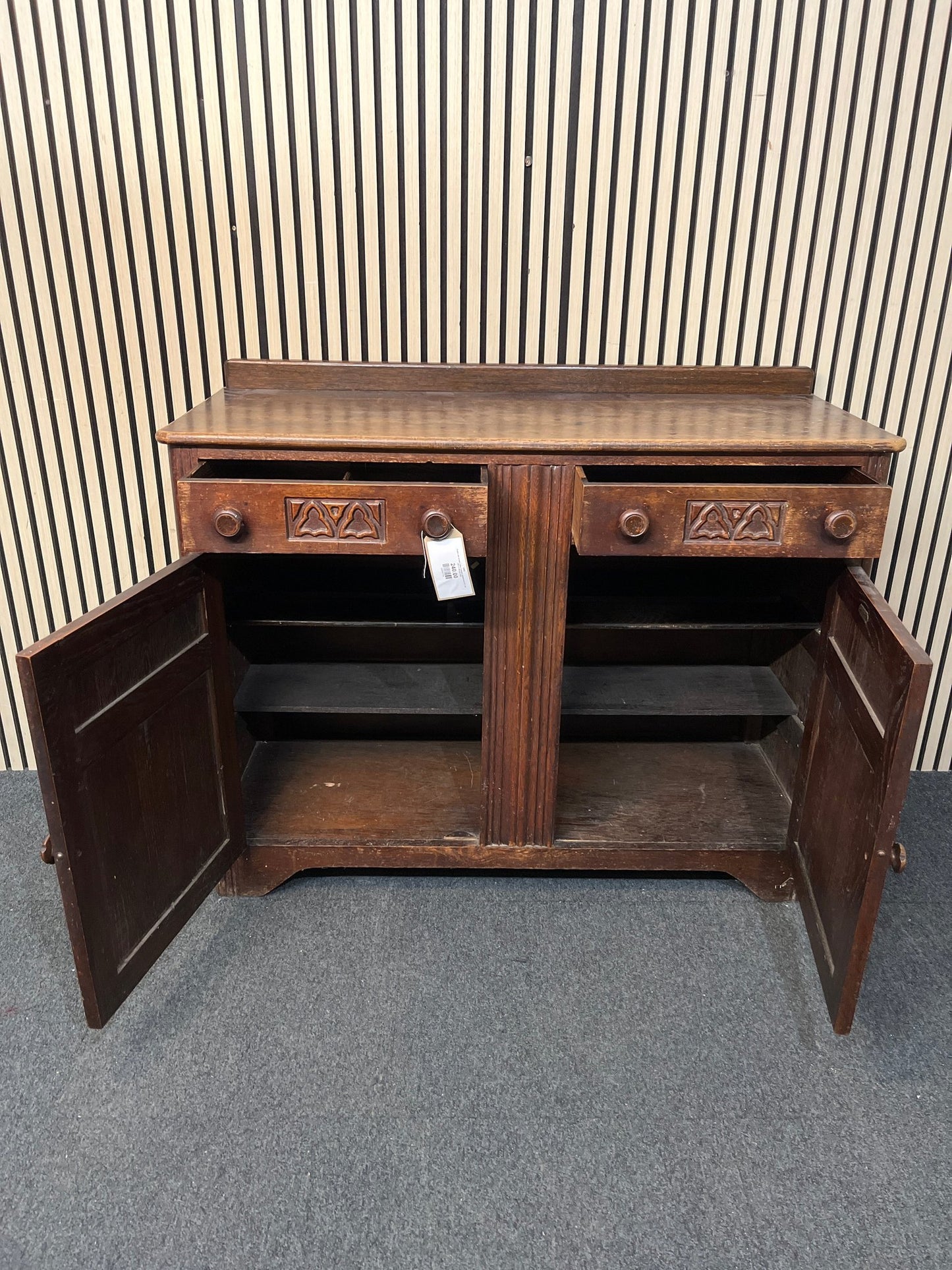 English oak ornate 2 door 2 drawer sideboard (H 97 x W 120 x D 48 cm) 3126
