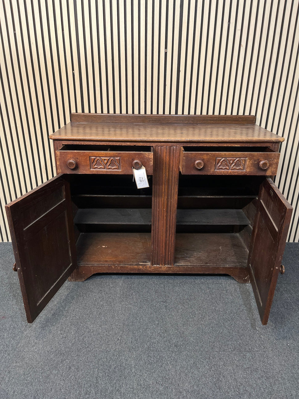 English oak ornate 2 door 2 drawer sideboard (H 97 x W 120 x D 48 cm) 3126