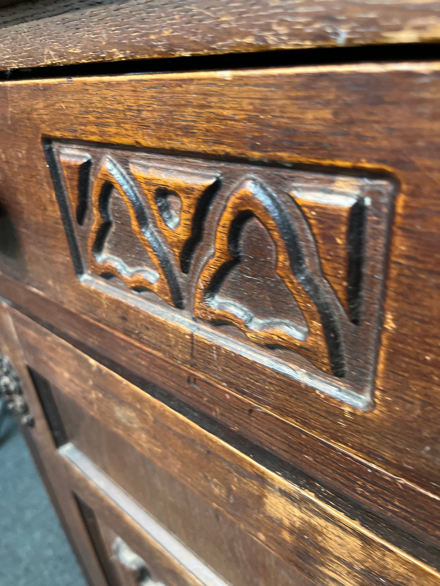 English oak ornate 2 door 2 drawer sideboard (H 97 x W 120 x D 48 cm) 3126