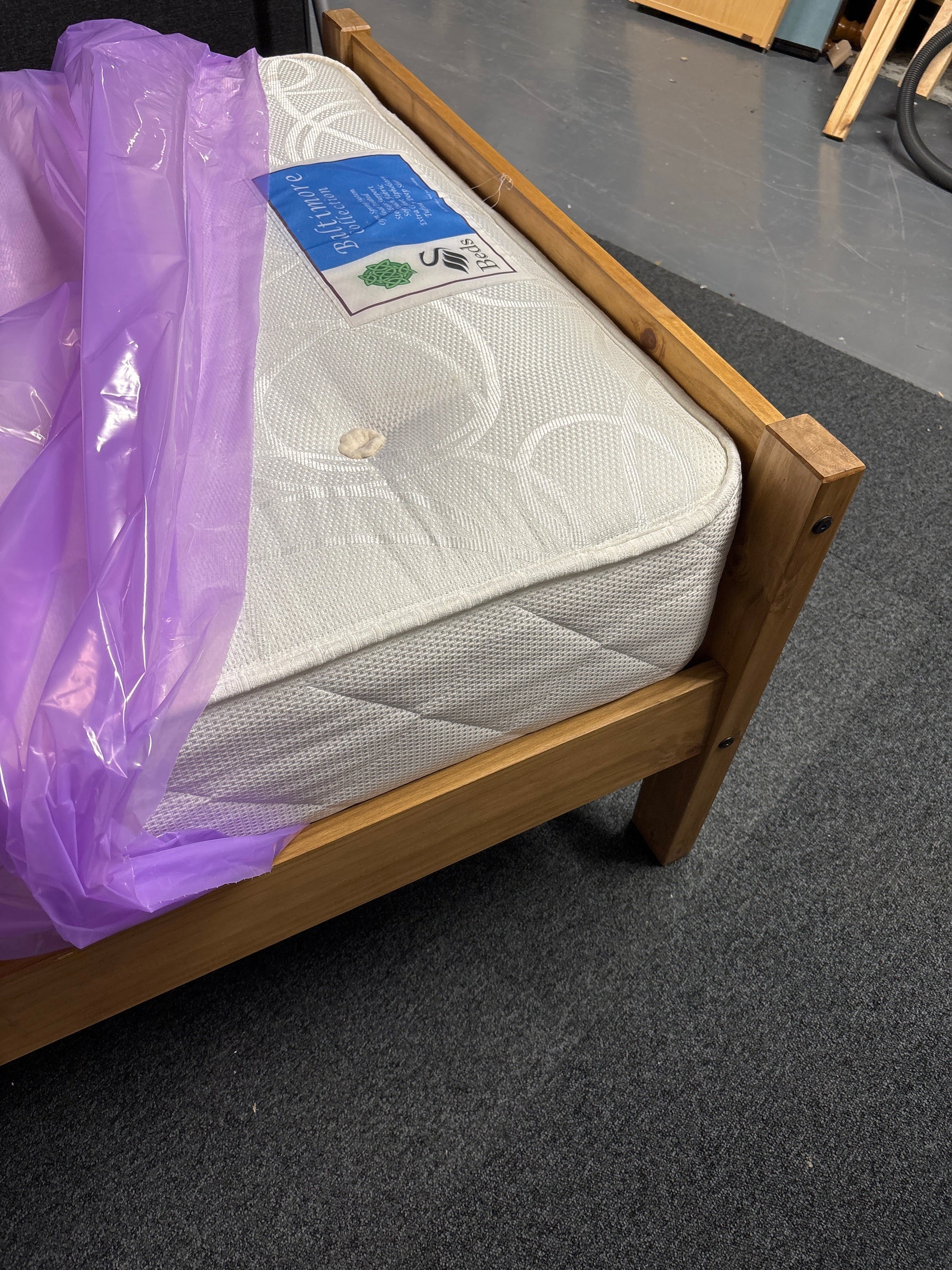 3ft secondhand Swan Baltimore ortho mattress in white fabric  1225