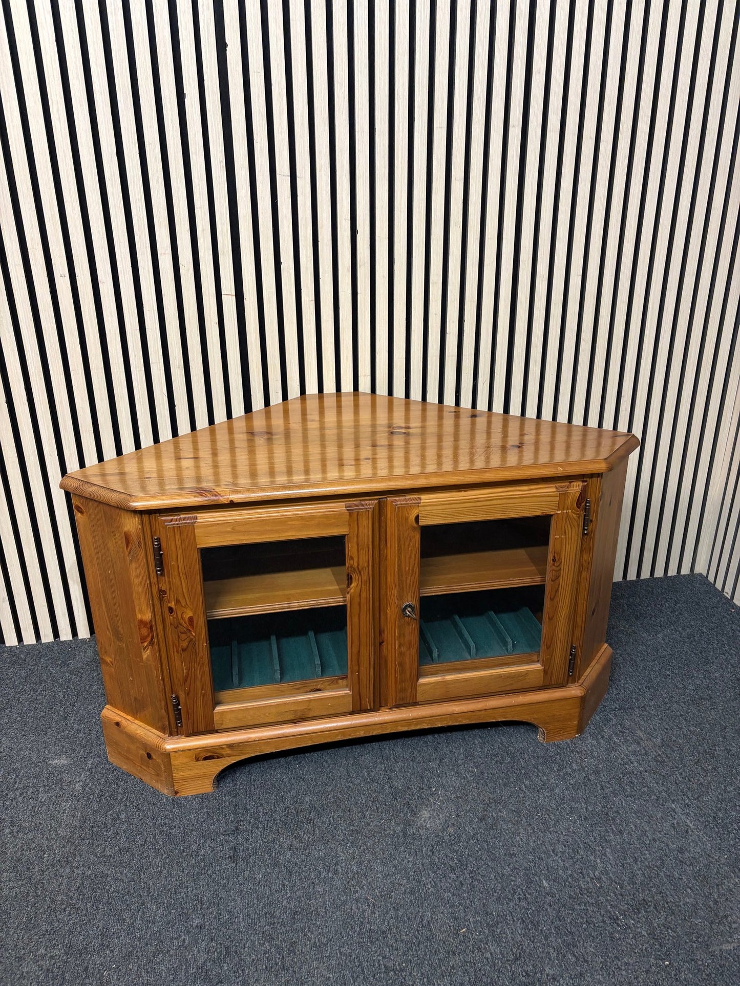 Solid pine low corner tv unit with glass doors and key 3126