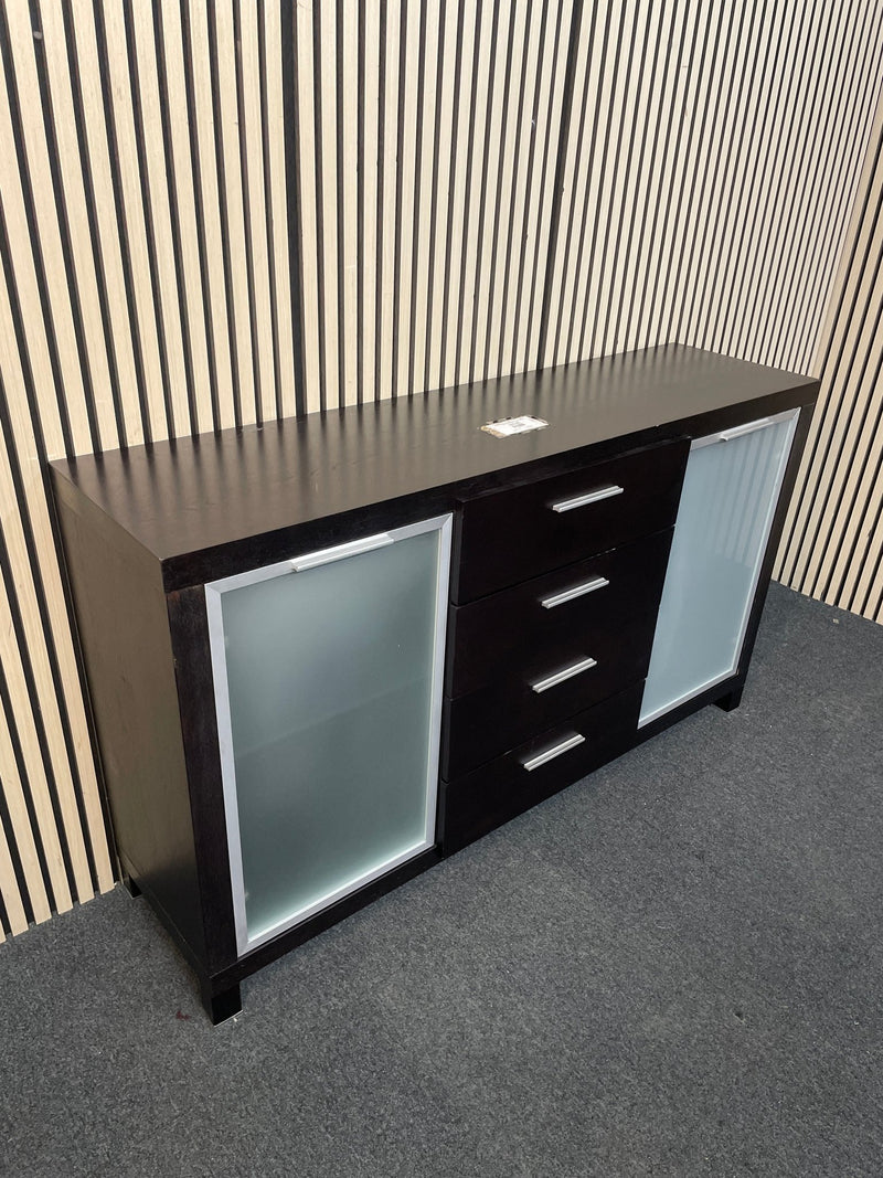 Solid dark wood stained 2 glass door 4 drawer sideboard (H 82 x W 150 x D 39 cm) 3126