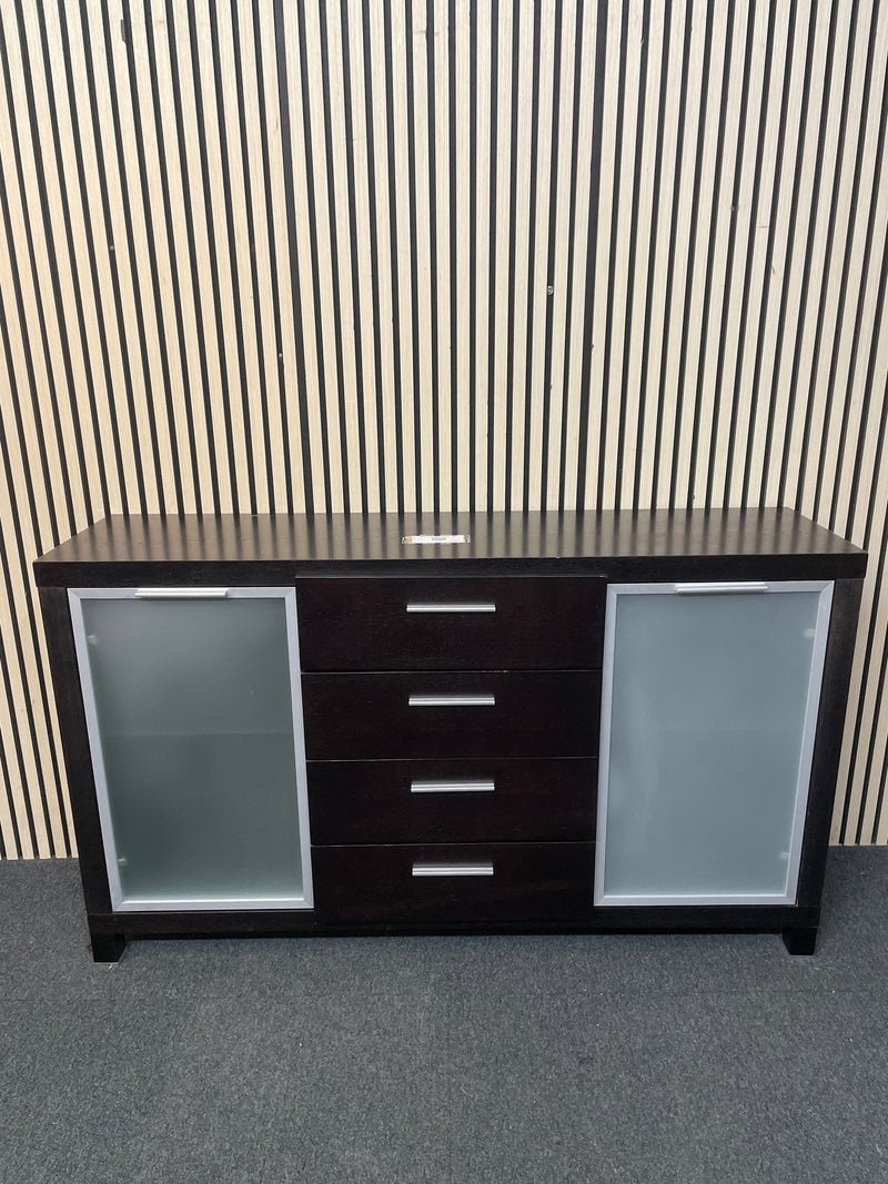 Solid dark wood stained 2 glass door 4 drawer sideboard (H 82 x W 150 x D 39 cm) 3126