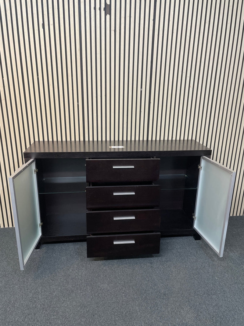 Solid dark wood stained 2 glass door 4 drawer sideboard (H 82 x W 150 x D 39 cm) 3126