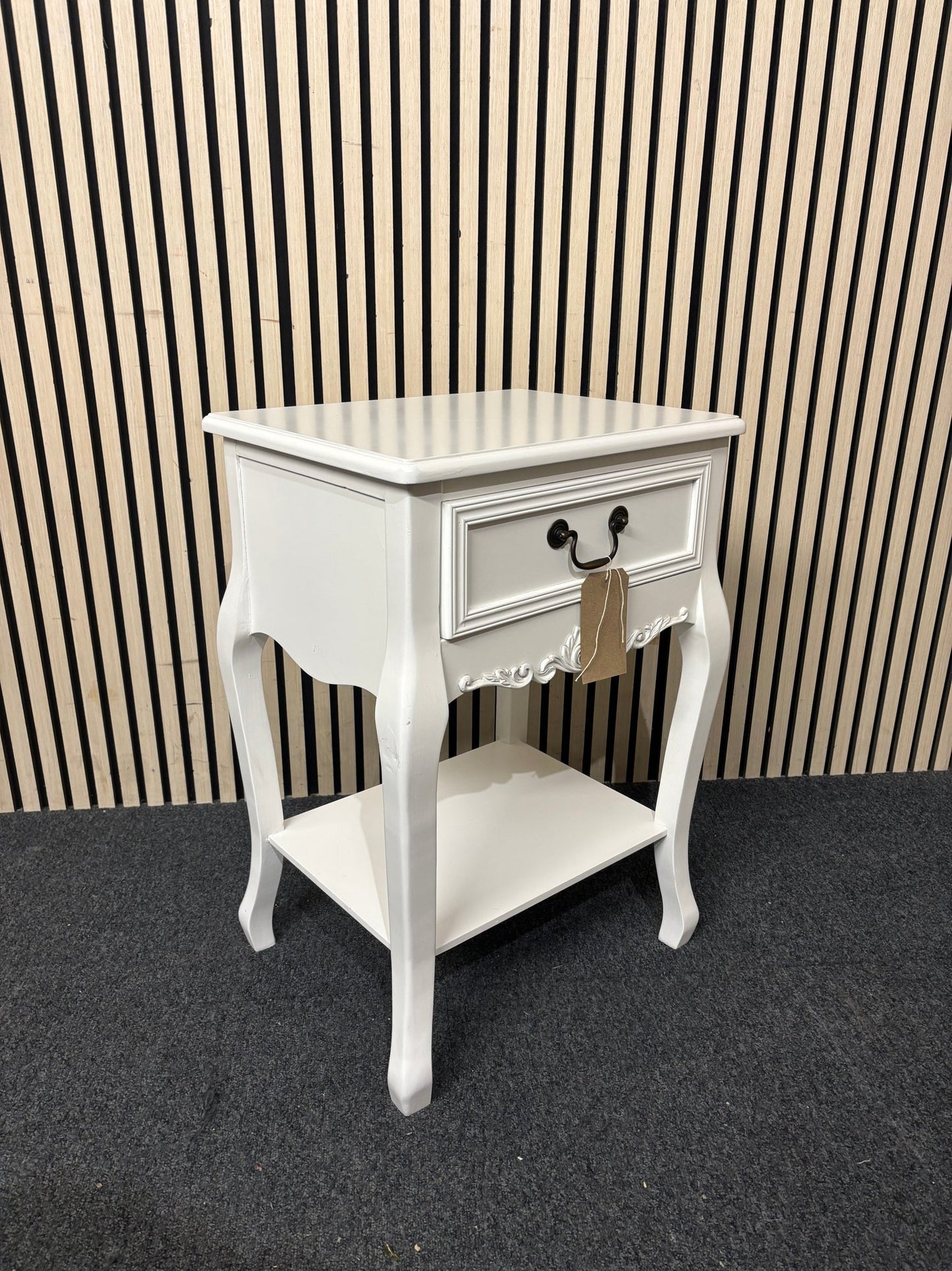Ornate 1 drawer cream painted bedside table with shelf (H 71 x W 48 x D 39 cm) 2226