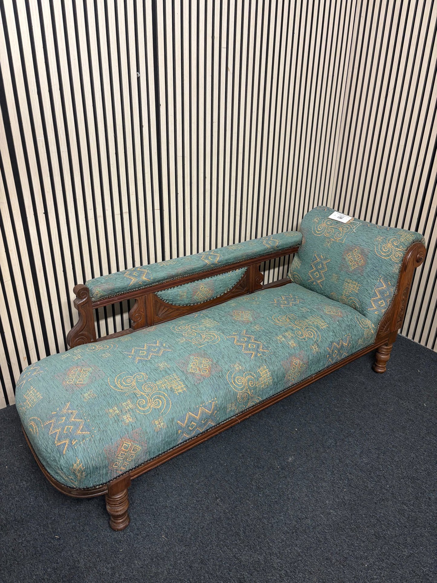Solid oak wood framed mixed fabric ornate chaise lounge and back support arm (H 72 x L 172 x D 60 cm) 2226