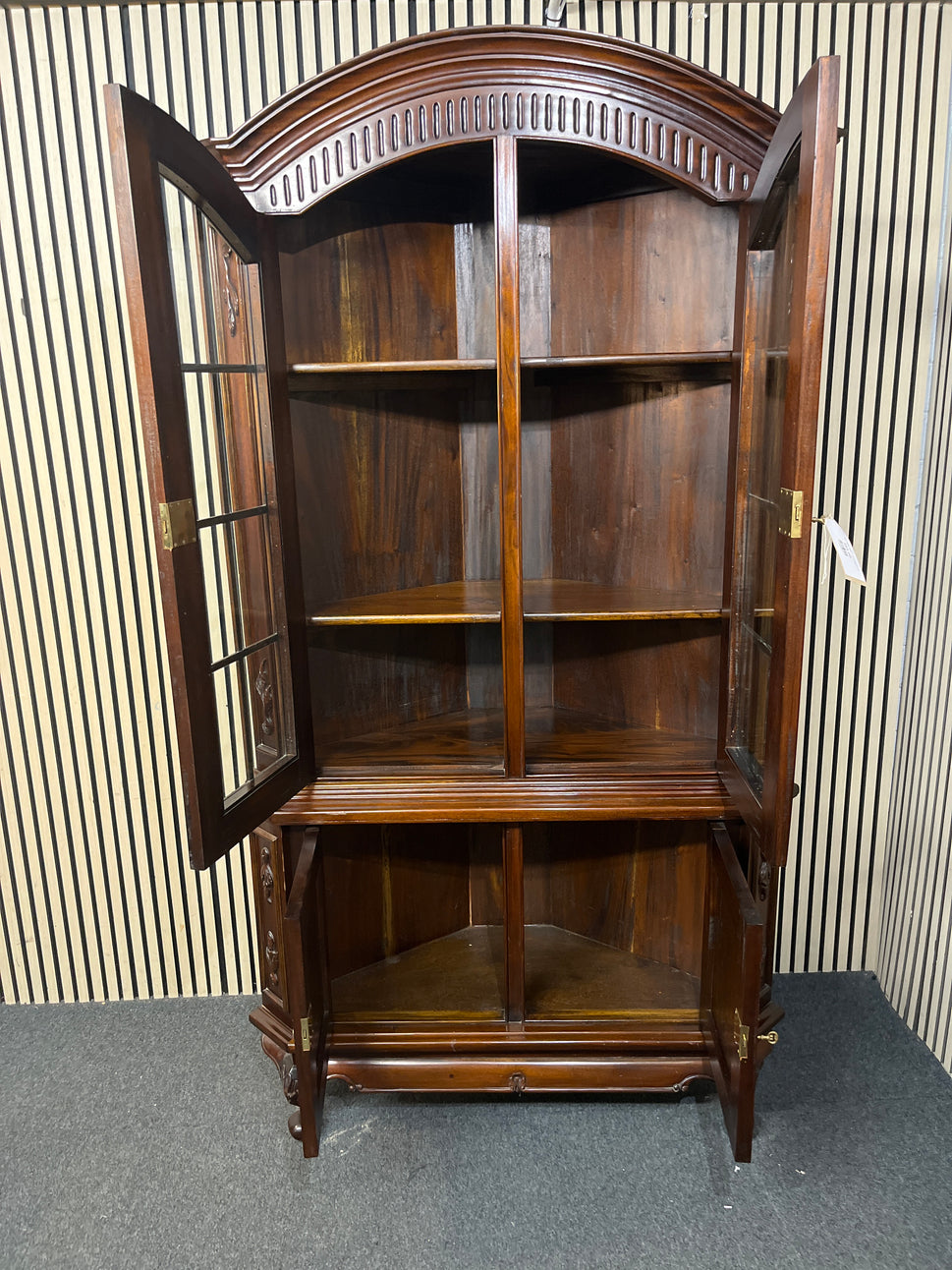 Dark wooden display cabinet curved on top with glass doors (H 200 x W 120 x D 50 cm) 43807