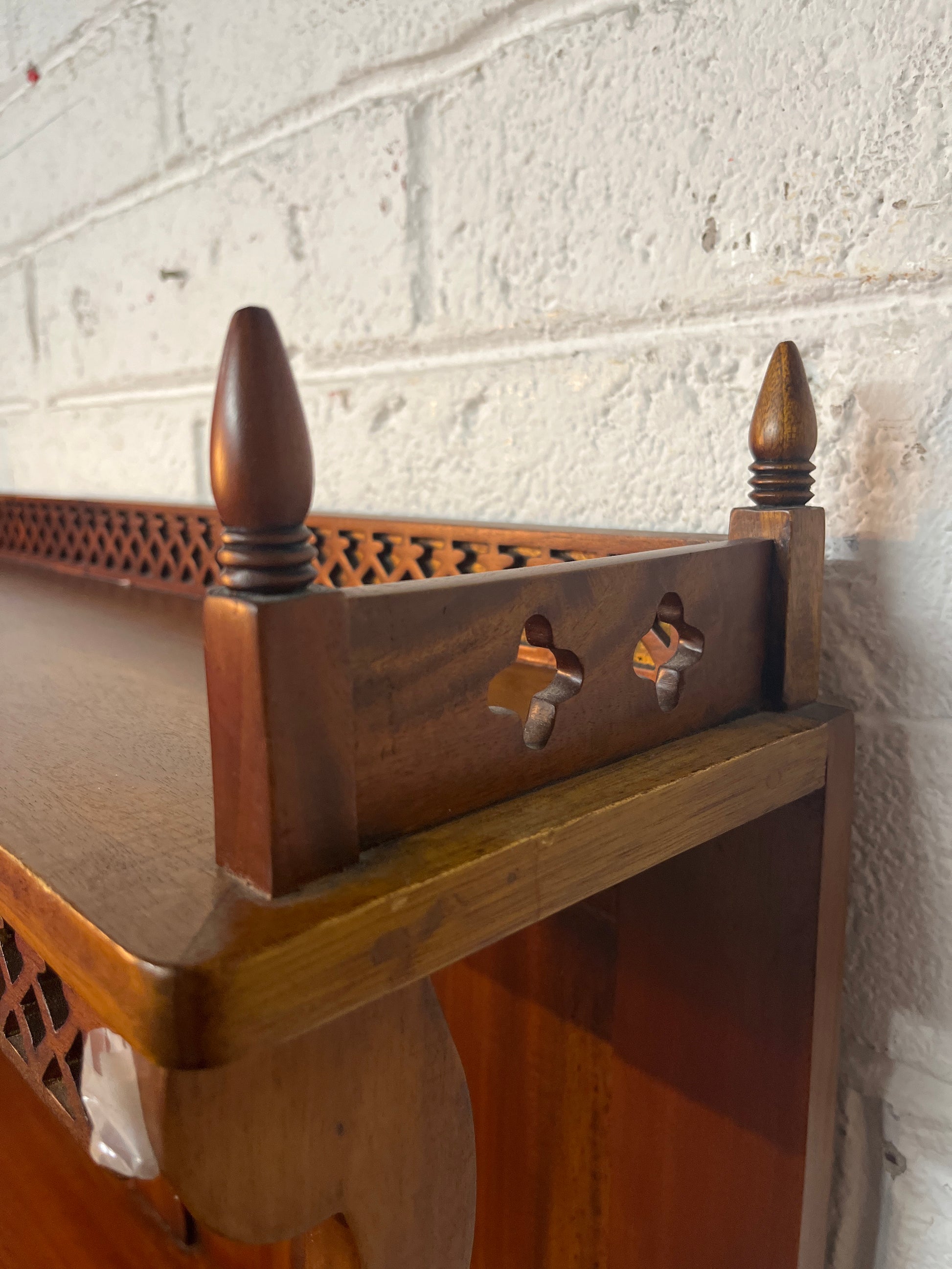 Mahogany tiered shelf unit  (H 163 x W 90 x D 42 cm)