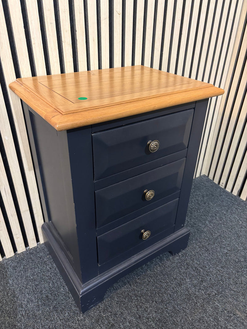 Solid oak and grey painted 3 drawer bedside locker (H 60 x W 45 x D 32 cm) 43599 - image 1