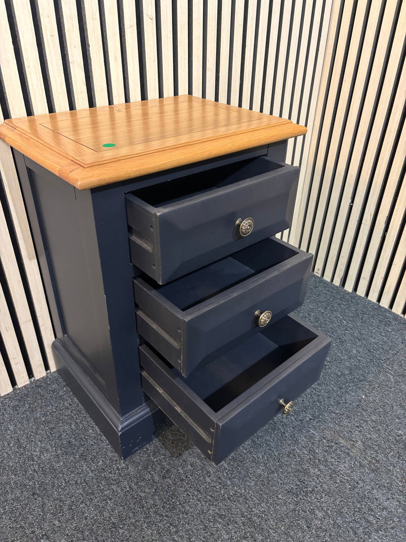 Solid oak and grey painted 3 drawer bedside locker (H 60 x W 45 x D 32 cm) 43599 - image 3
