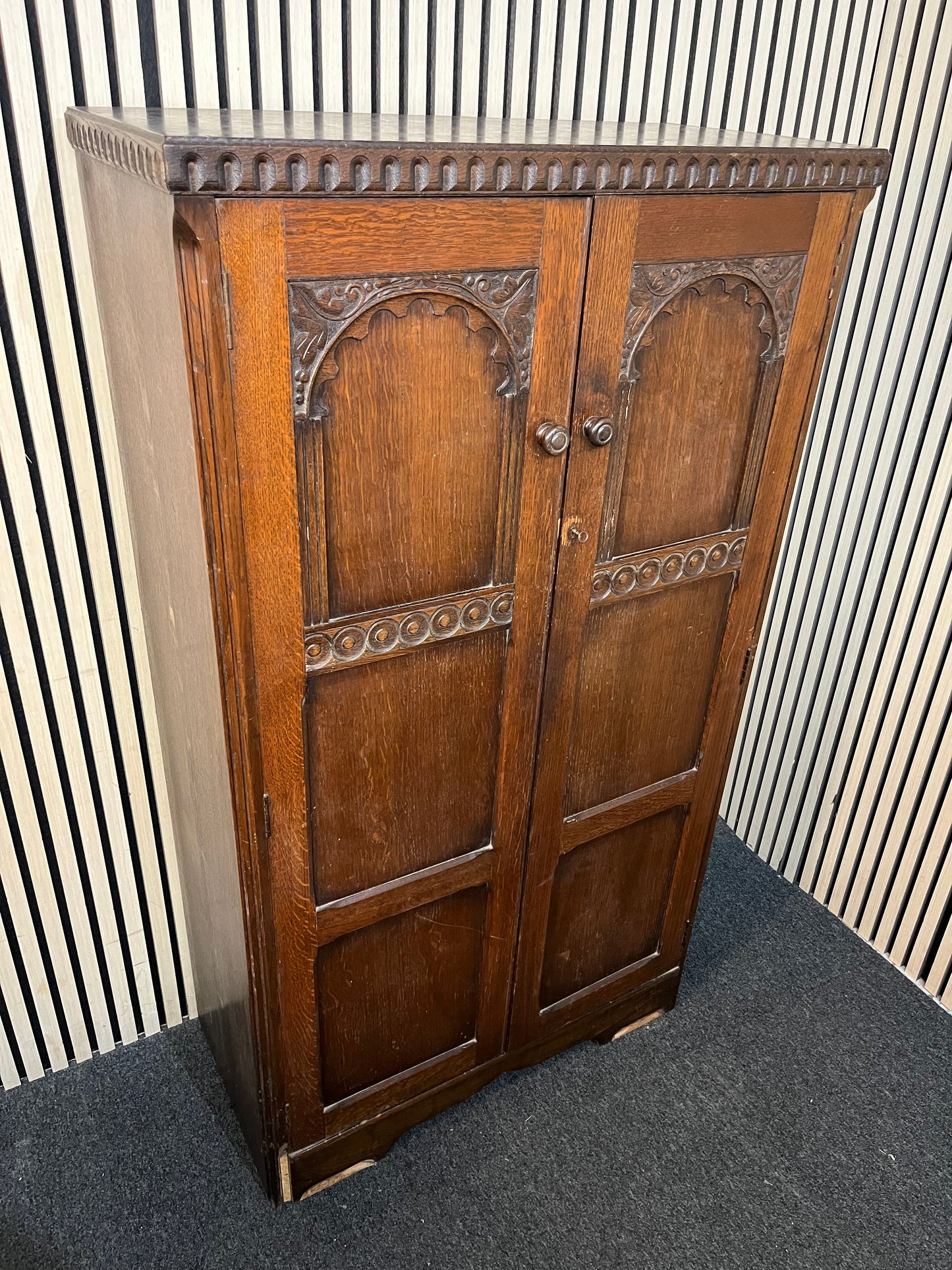 English oak stained ornate 2 door gentlemans wardrobe (H 151 x W 86 x D 41 cm) 3126
