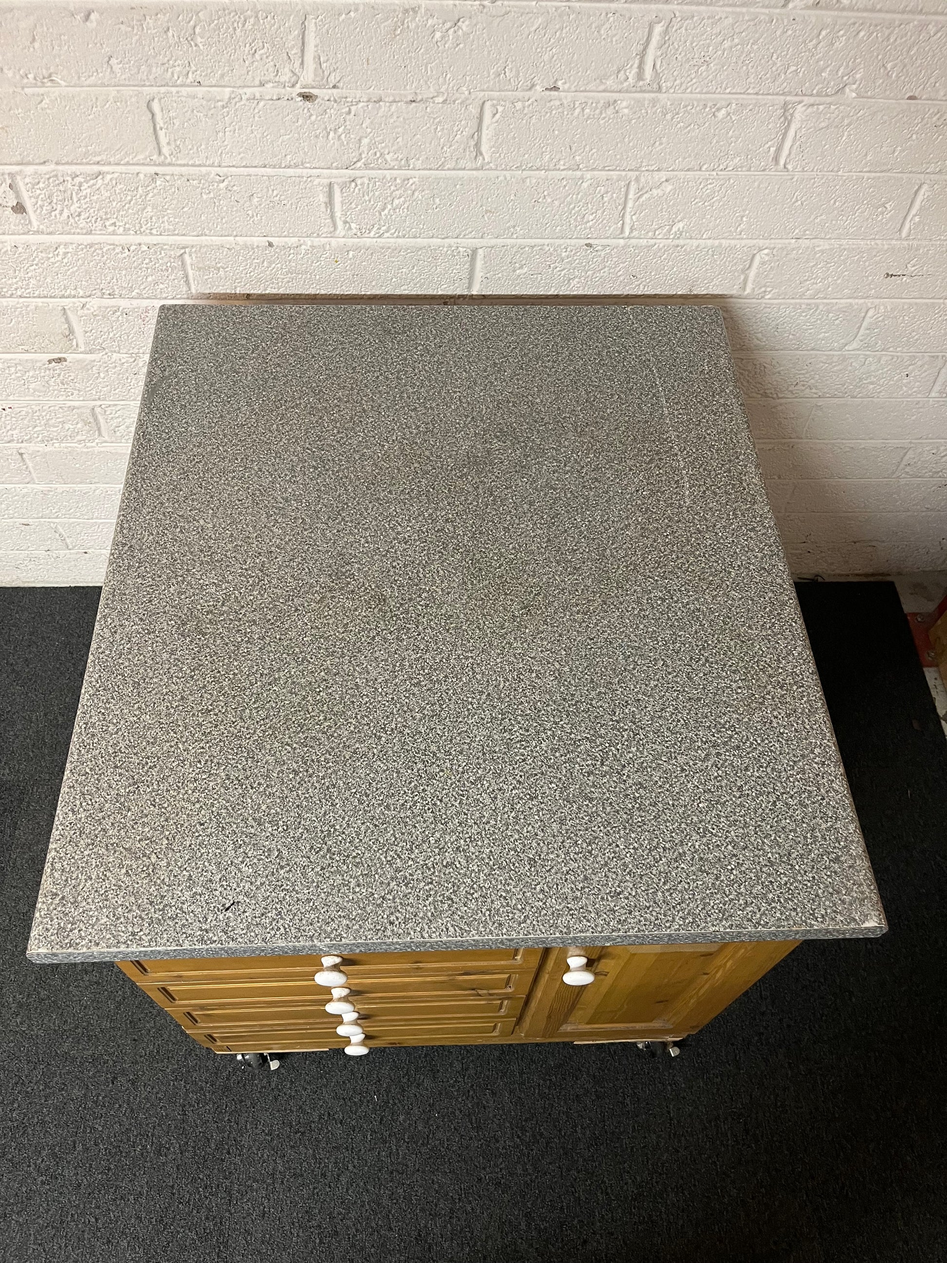 Pine kitchen island on castors with laminate work top and 8 drawers and 2 doors (H 90 x W 100 x D 90 cm) 1325