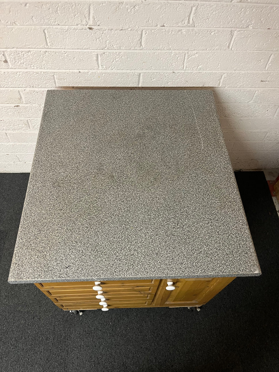 Pine kitchen island on castors with laminate work top and 8 drawers and 2 doors (H 90 x W 100 x D 90 cm) 1325