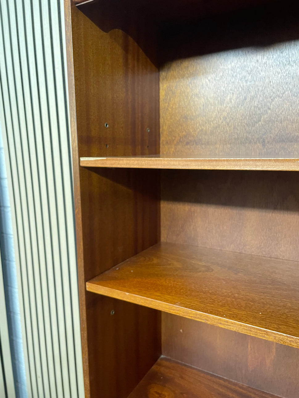 Tall rossmore mahogany open bookcase with ornate detail and adjustable shelves (H 183 x W 92 x D 31 cm) 2425