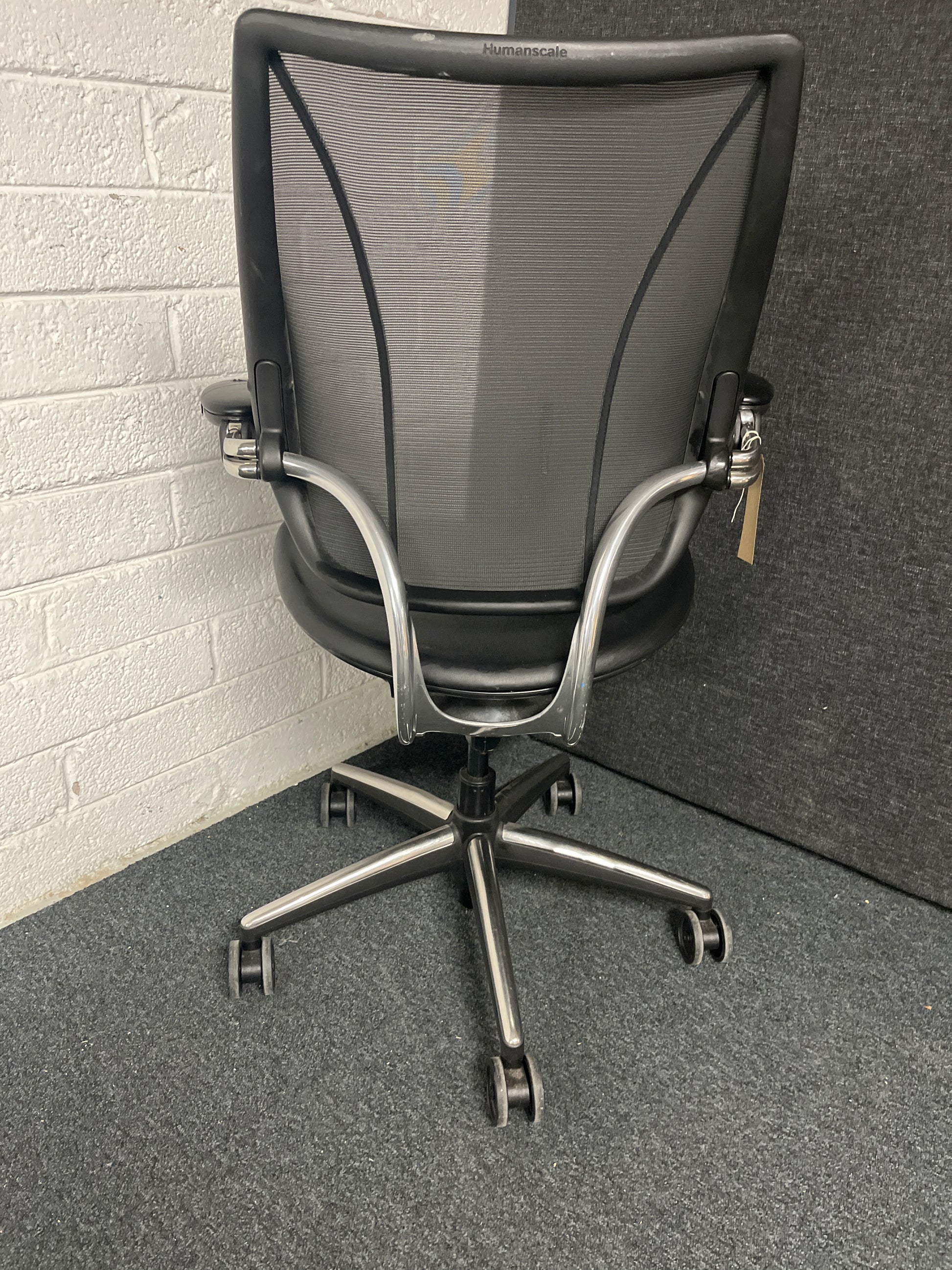 Humanscale LIBERTY SECONDHAND mesh back swivel chair with leather seat and adjsutable arms, metal polished 5 star base