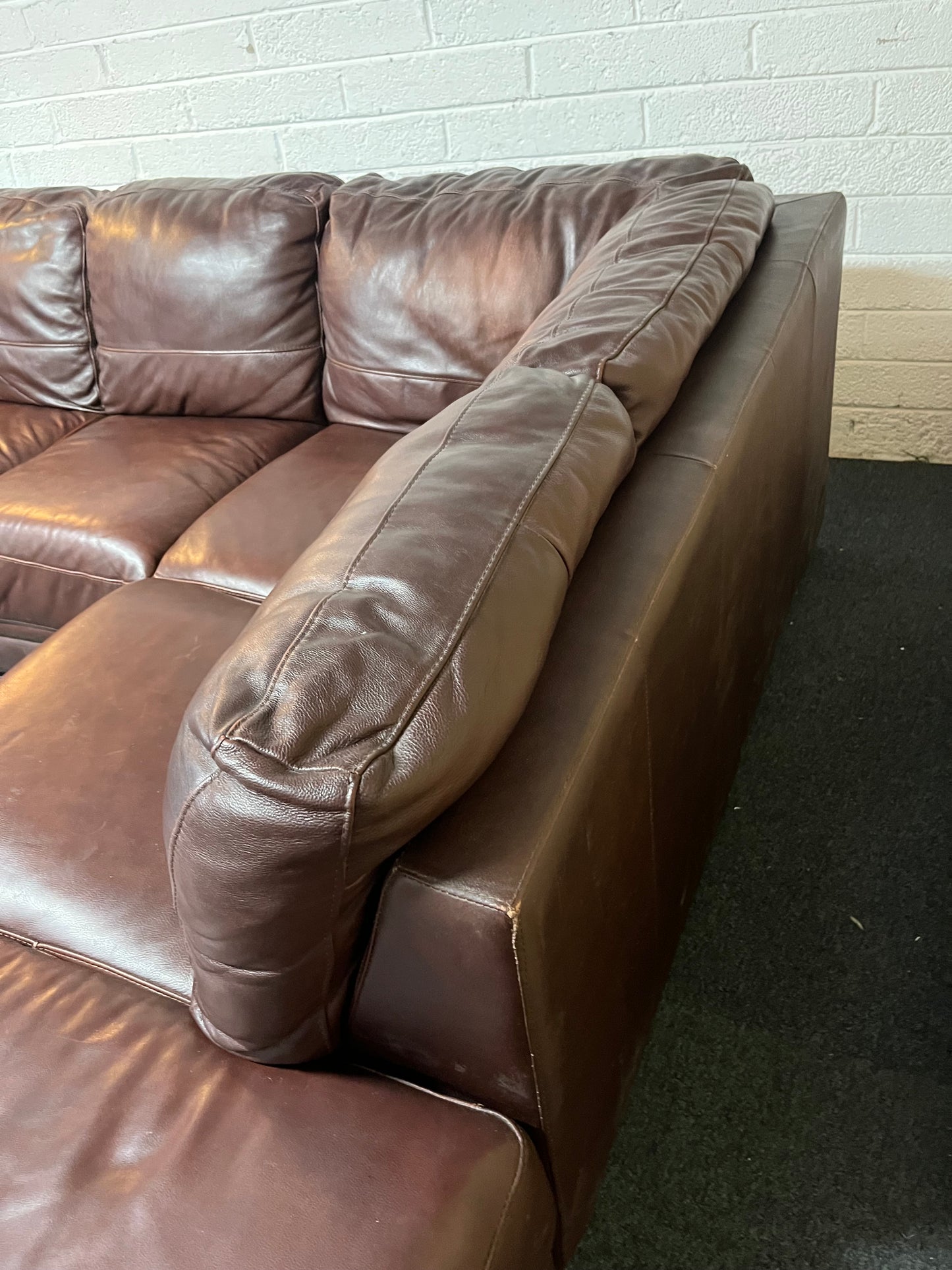 Large corner brown leather suite 1325