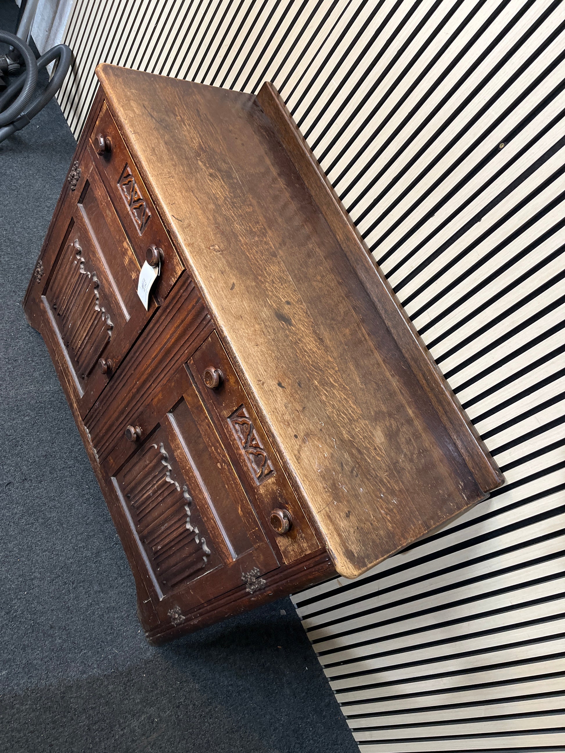English oak ornate 2 door 2 drawer sideboard (H 97 x W 120 x D 48 cm) 3126