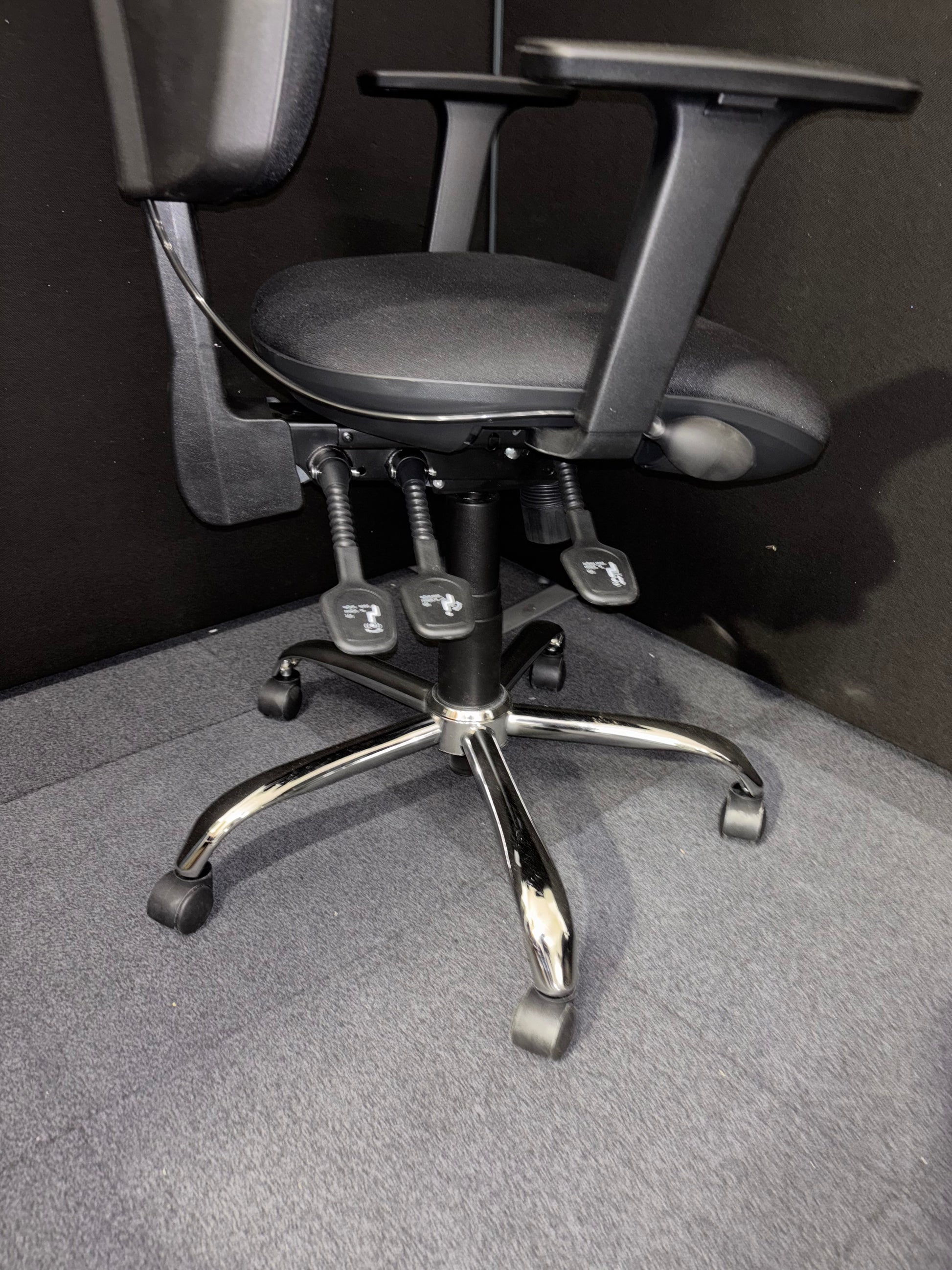 BRAND NEW Senza Ergo, lumbar pump, seatslide, adjustable arms, suncro mech, black fabric