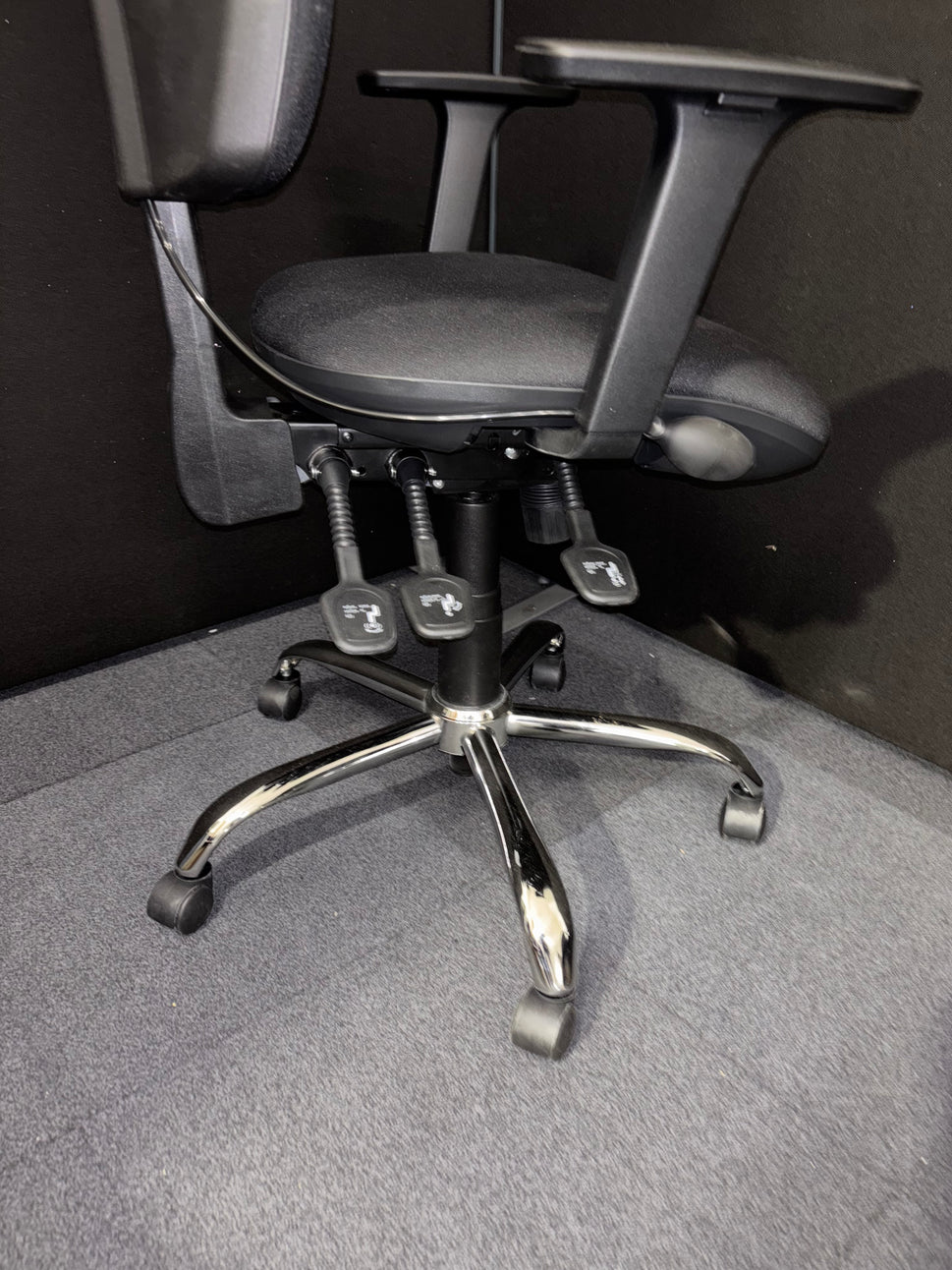 BRAND NEW Senza Ergo, lumbar pump, seatslide, adjustable arms, suncro mech, black fabric