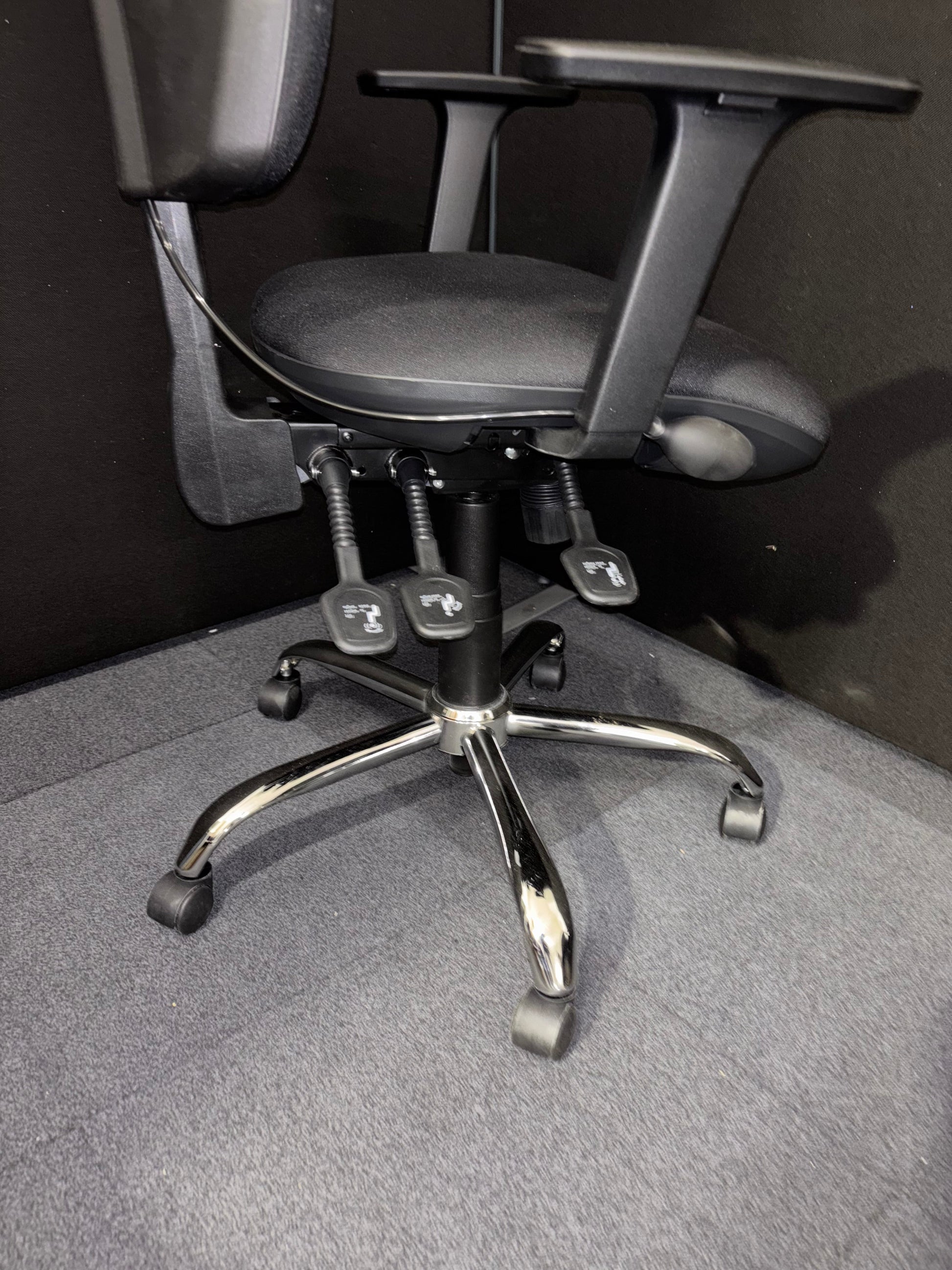 BRAND NEW Senza Ergo, lumbar pump, seatslide, adjustable arms, suncro mech, black fabric