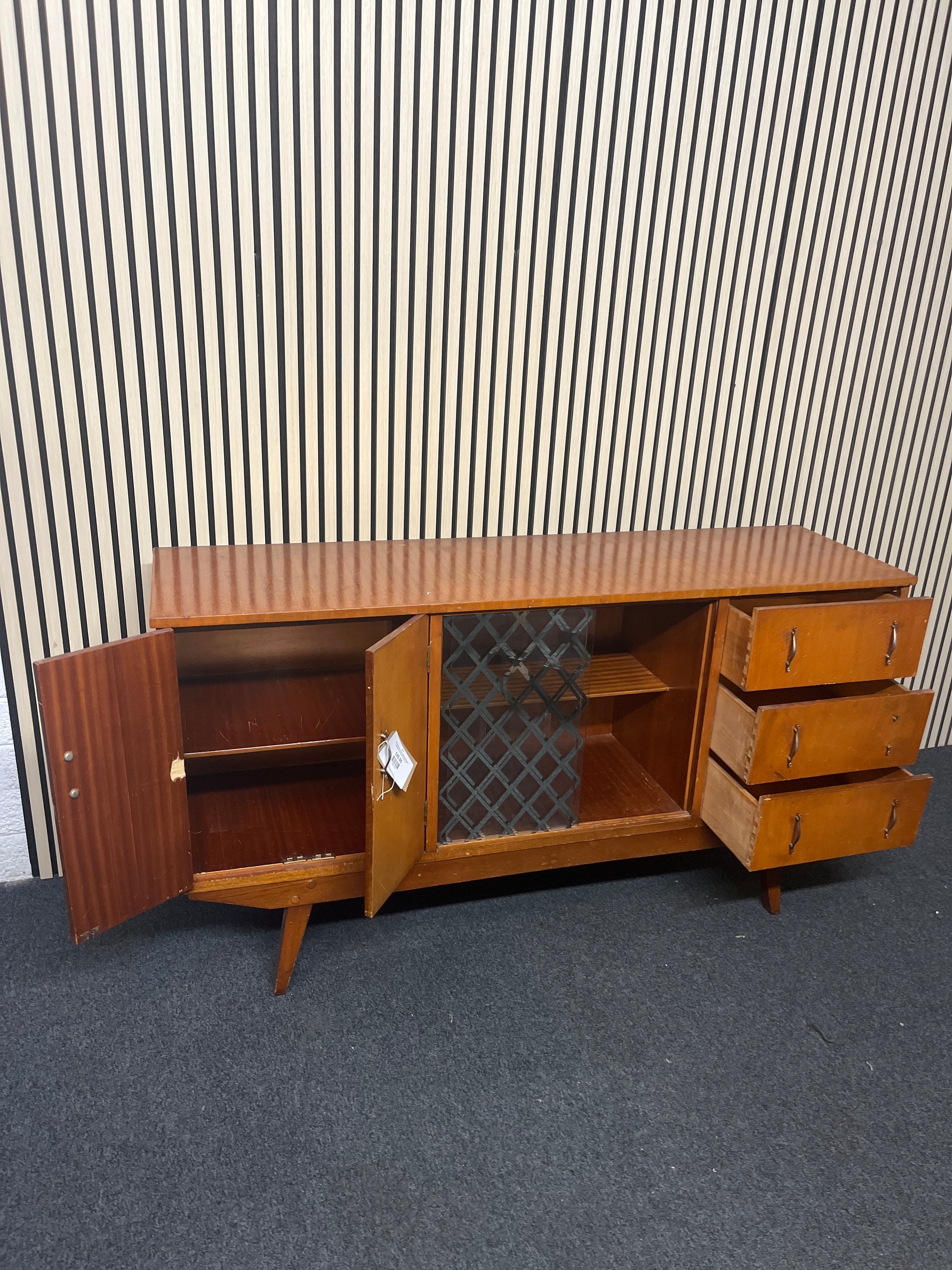 Retro teak stained 2 door 3 drawer glass fronted sideboard (H 83 x W 152 x D 44 cm) 2325